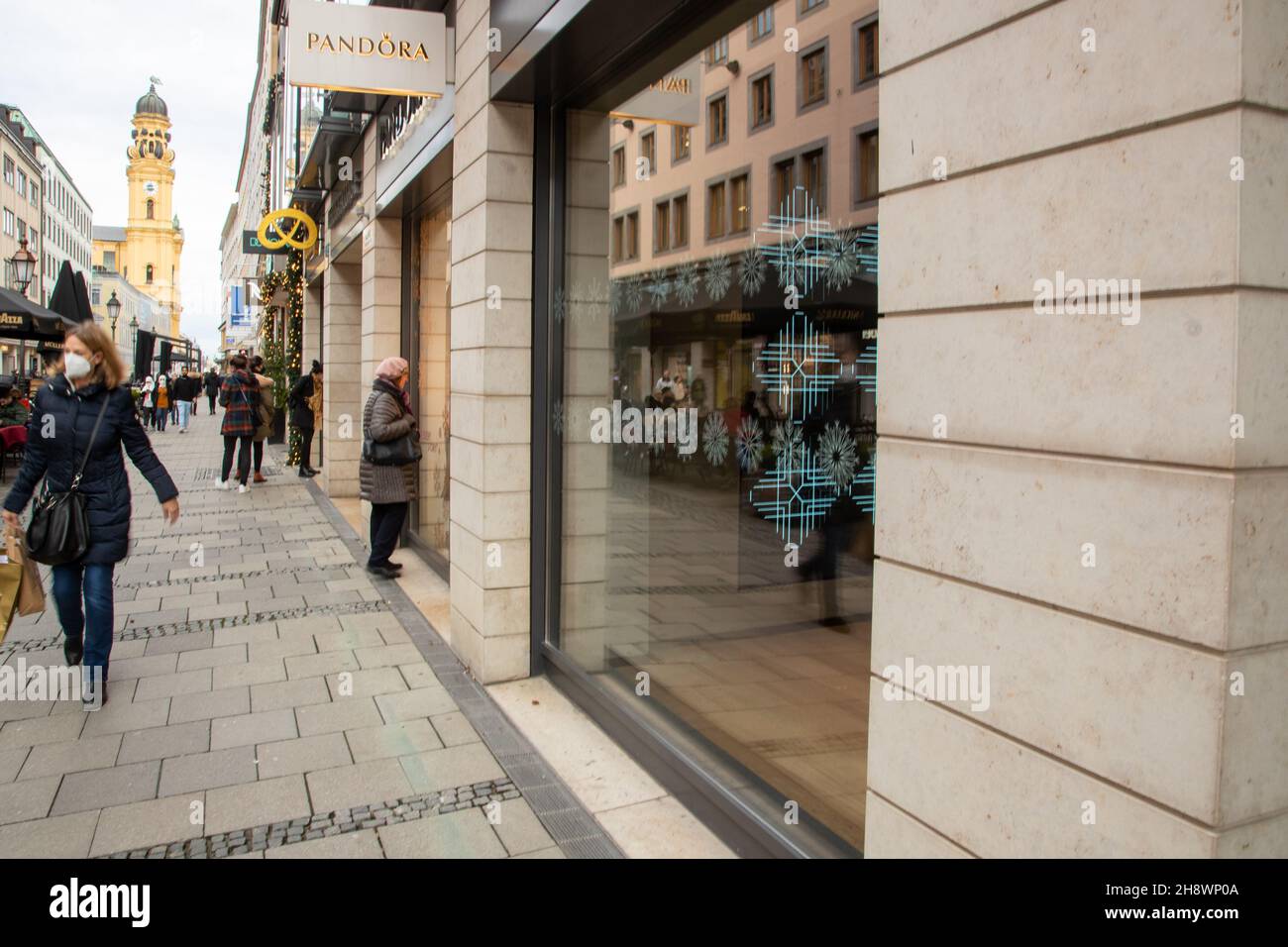 Munich, Germany. 02nd Dec, 2021. People in the pedestrian zone of Munich, Germany go shopping while Christmas spirit is beginning to thrive on December 2, 2021. The designated German chancellor Olaf Scholz (SPD) declared to be favorable to a general mandatory vaccination. (Photo by Alexander Pohl/Sipa USA) Credit: Sipa USA/Alamy Live News Stock Photo