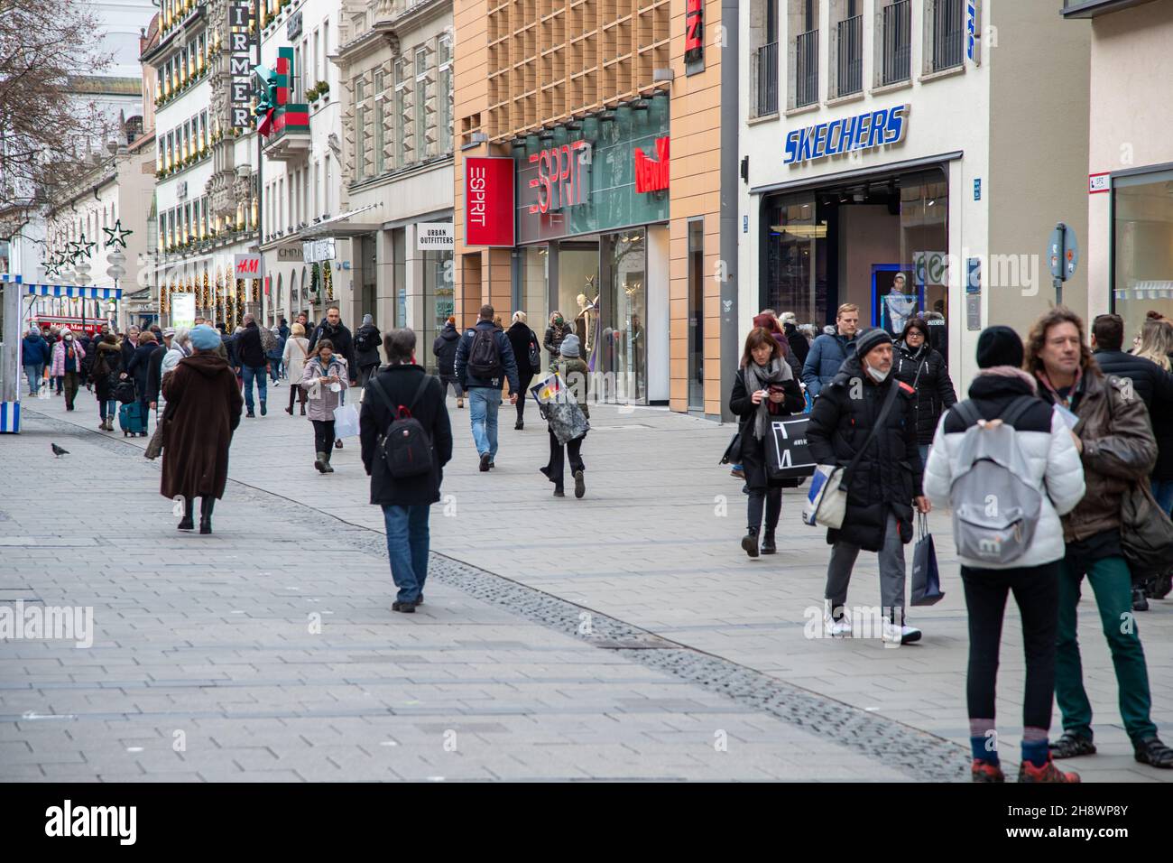 Munich, Germany. 02nd Dec, 2021. People in the pedestrian zone of Munich, Germany go shopping while Christmas spirit is beginning to thrive on December 2, 2021. The designated German chancellor Olaf Scholz (SPD) declared to be favorable to a general mandatory vaccination. (Photo by Alexander Pohl/Sipa USA) Credit: Sipa USA/Alamy Live News Stock Photo