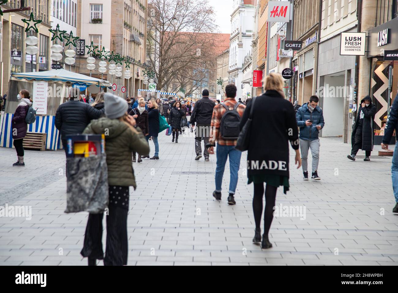 Munich, Germany. 02nd Dec, 2021. People in the pedestrian zone of Munich, Germany go shopping while Christmas spirit is beginning to thrive on December 2, 2021. The designated German chancellor Olaf Scholz (SPD) declared to be favorable to a general mandatory vaccination. (Photo by Alexander Pohl/Sipa USA) Credit: Sipa USA/Alamy Live News Stock Photo