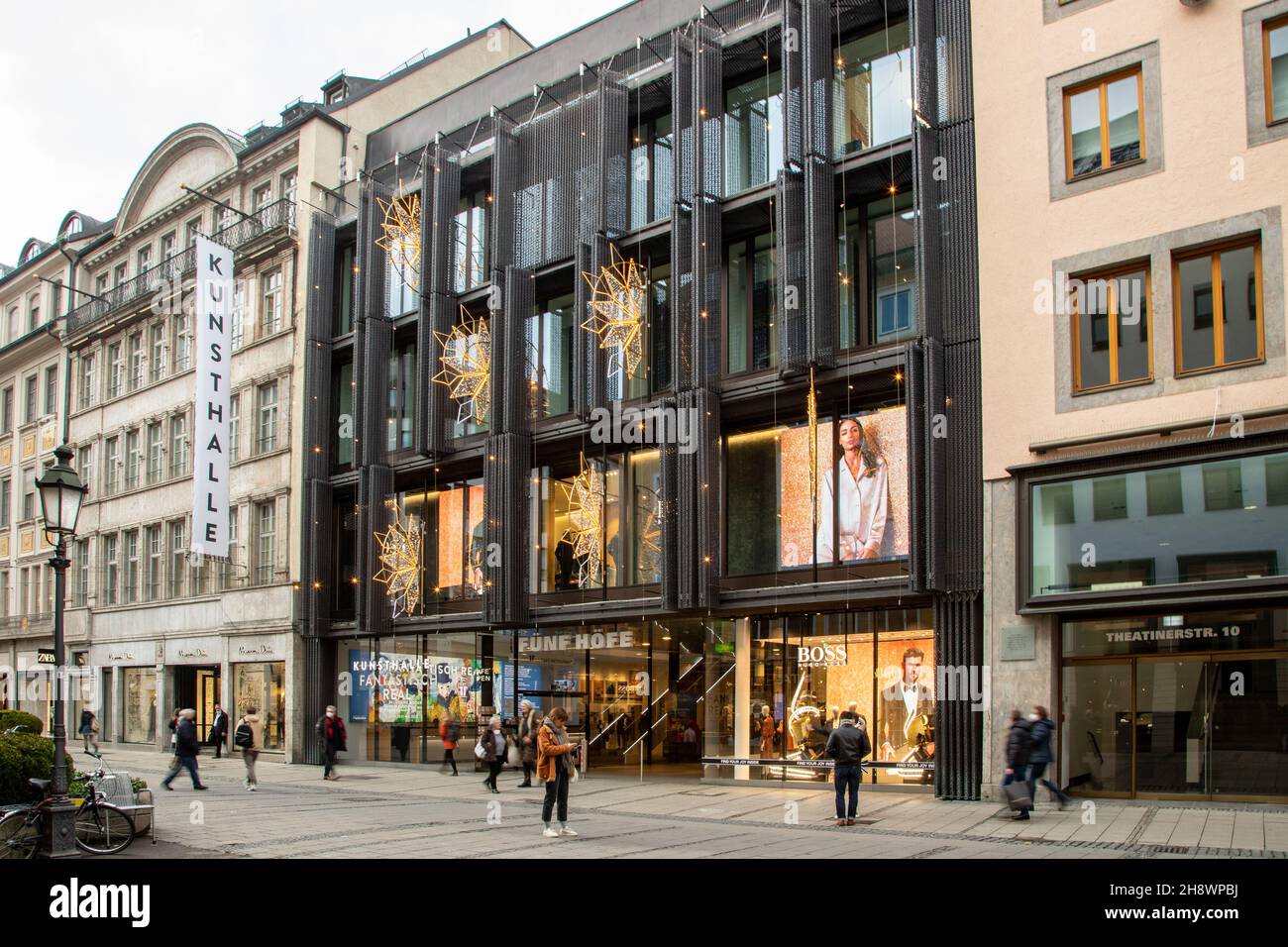 Munich, Germany. 02nd Dec, 2021. People in the pedestrian zone of Munich, Germany go shopping while Christmas spirit is beginning to thrive on December 2, 2021. The designated German chancellor Olaf Scholz (SPD) declared to be favorable to a general mandatory vaccination. (Photo by Alexander Pohl/Sipa USA) Credit: Sipa USA/Alamy Live News Stock Photo