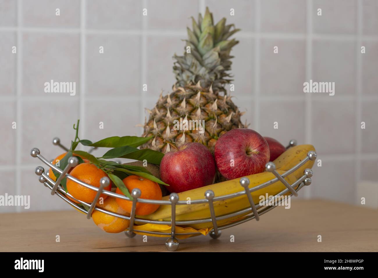 cestino in acciaio con frutta Stock Photo