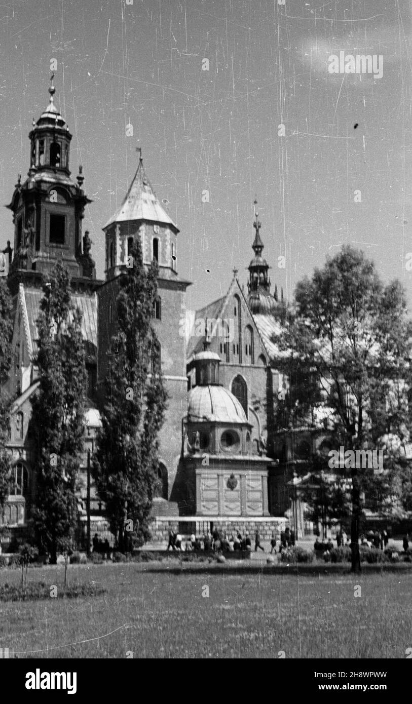 Kraków, 1946. Katedra na Wawelu pw. Œwiêtych Stanis³awa i Wac³awa, z lewej kaplica pw. Niepokalanego Poczêcia N.M.P. zwana Wazów, wzorowana na Zygmuntowskiej. gr  PAP    Dok³adny miesi¹c i dzieñ wydarzenia nieustalone.      Cracow, 1946. The St. Stanislaus and Vaclav Cathedral at the Wawel Royal Castle with a cloister of chapels. From left the Holy Mary of Immaculate Conception called Vasa's (Wazow) chapel modelled on the Zygmuntowska (Sigismundus') Chapel.  gr  PAP Stock Photo