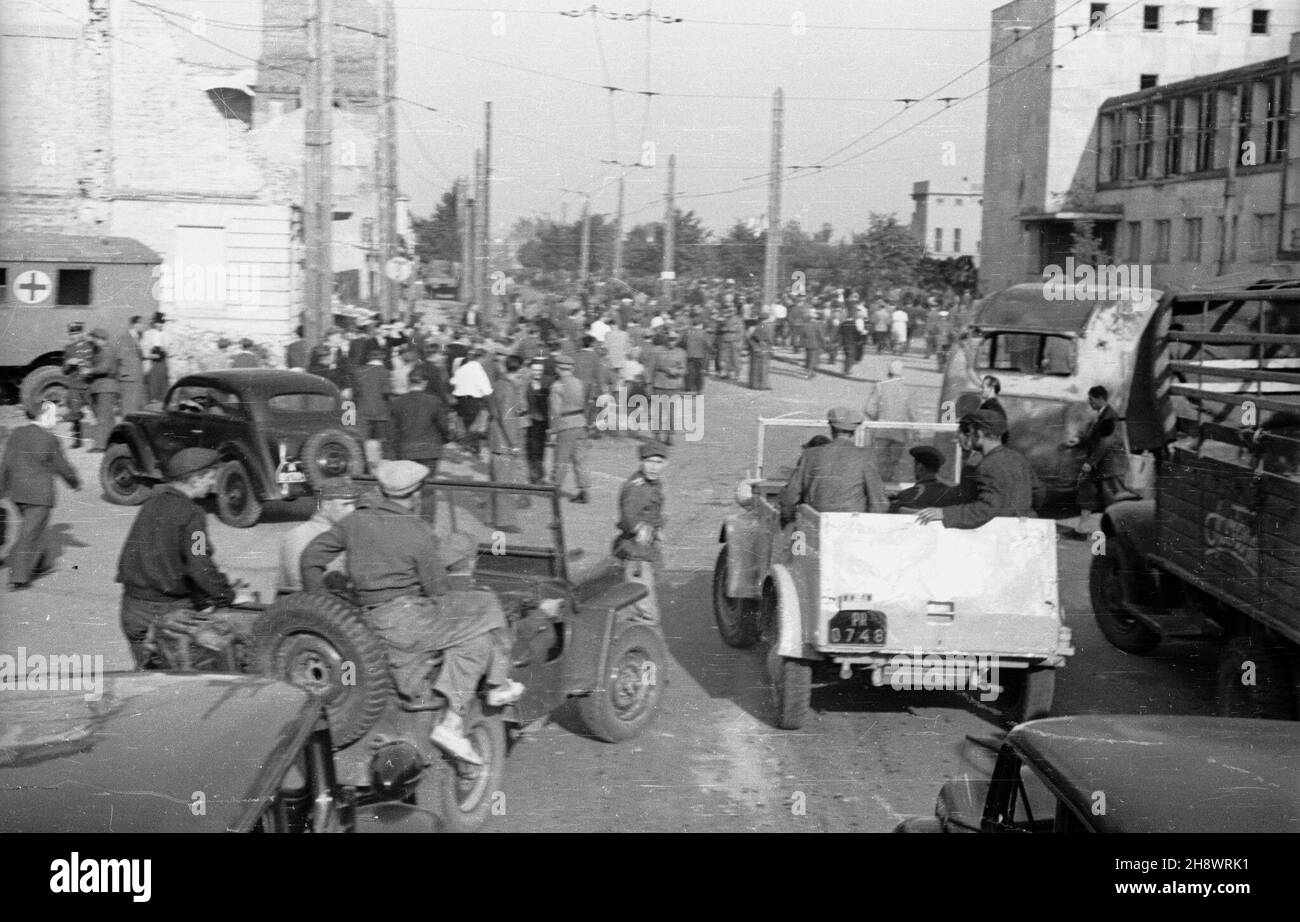 Warszawa, 1946. Ruch na ulicy £azienkowskiej. ps/gr  PAP/Jerzy Baranowski      Warsaw, 1946. Traffic on Lazienkowska Street.  ps/gr  PAP/Jerzy Baranowski Stock Photo