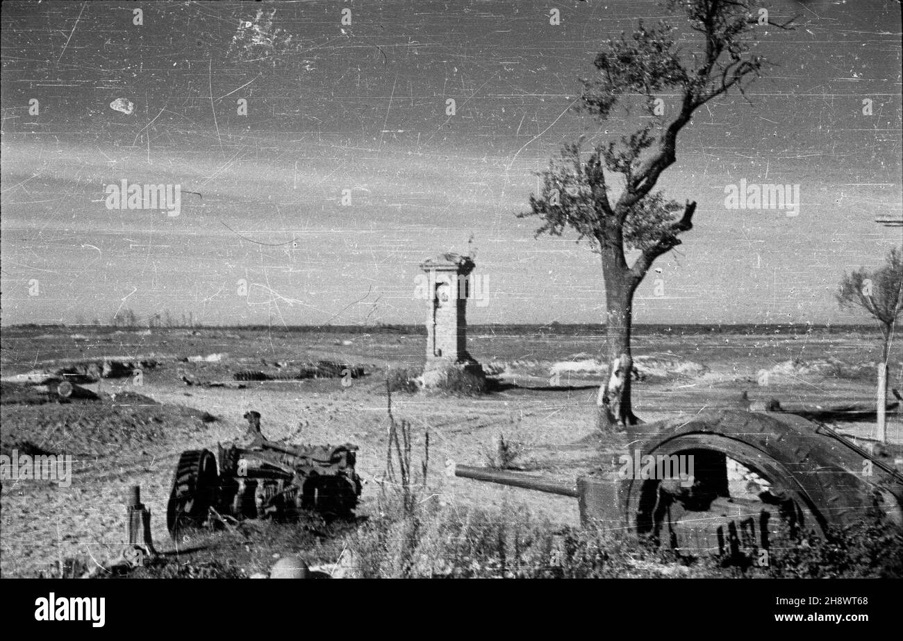 Okolice Warki, 1946-01-01. Wraki dzia³ przy rozstaju dróg w okolicach Warki nad Pilic¹. po/ms  PAP/Jerzy Baranowski      Warka, January 1, 1946. Cannons' wrecks at a bifurcation of the roads near Warka on the Pilica River.  po/ms  PAP/Jerzy Baranowski Stock Photo