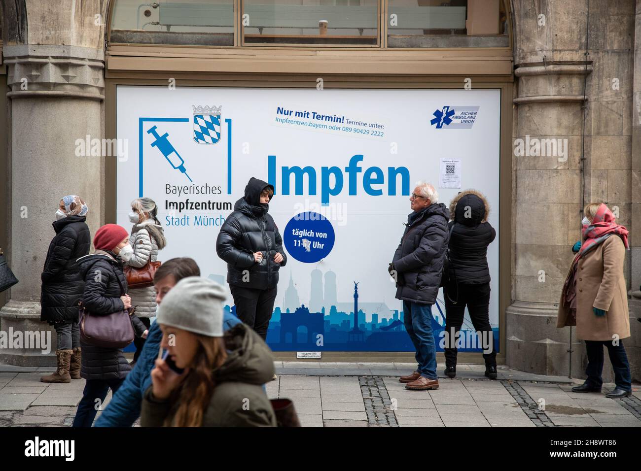 Munich, Germany. 02nd Dec, 2021. People stand in queue for a Covid-19 vaccination on December 2, 2021 in Munich, Germany. The designated German chancellor Olaf Scholz ( SPD ) declared to be favorable to a general mandatory coronavirus vaccination. (Photo by Alexander Pohl/Sipa USA) Credit: Sipa USA/Alamy Live News Stock Photo