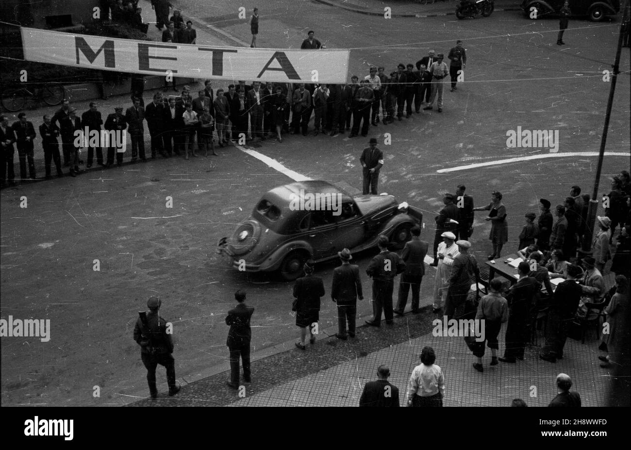 Katowice, 1946. Po wojennej przerwie, dziêki staraniom przedwojennych dzia³aczy zostaje reaktywowany Automobilklub Polski. Dziêki nim mog³a byæ kontynuowana dzia³alnoœæ w sportach i turystyce automobilowej. W 1946 roku odby³ siê tradycyjny Rajd Samochodowy AP. Nz. meta rajdu. gr  PAP/Stanis³aw D¹browiecki    Dok³adny miesi¹c i dzieñ wydarzenia nieustalone.      Katowice, 1946. After the war's break, due to pre-war activists' efforts, Auto Club Poland was reactivated. Owing to them car sports and auto-tourism could be continued in Poland. A traditional rally of the Auto Club Poland was held in Stock Photo