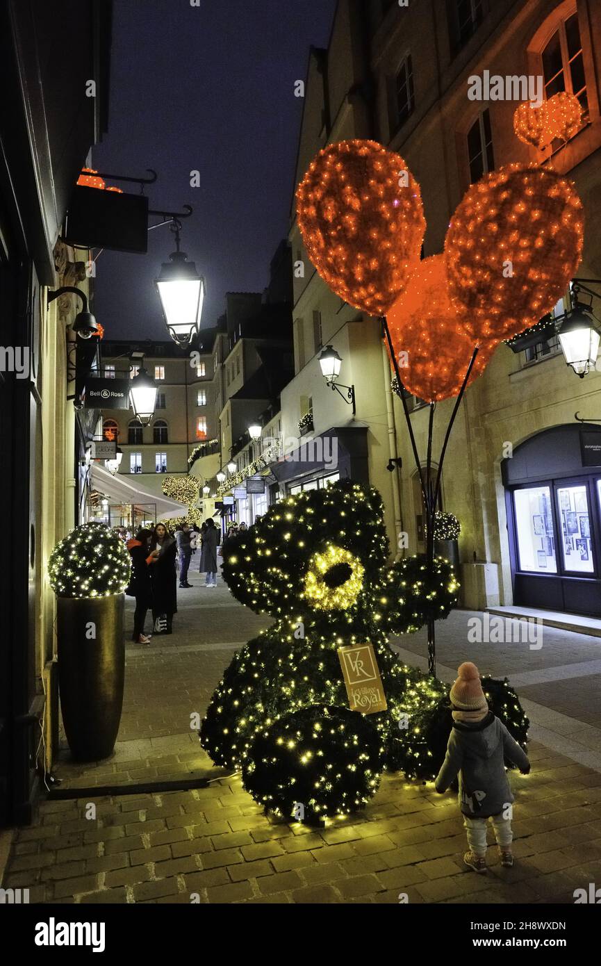 France, Paris (75) 1st arrondissement, 2021 Christmas illuminations, Louis  Vuitton shop at Castiglione street Stock Photo - Alamy