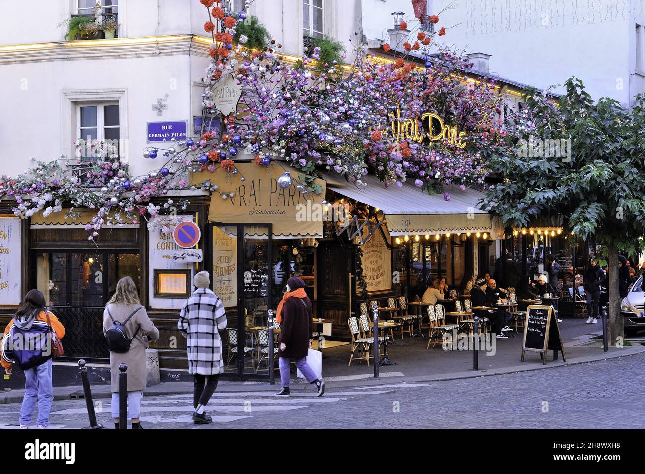 France, Paris (75) 18th arrondissement, 2021 Christmas illuminations, Abbesses Montmartre district, Le Vrai Paris cafe and restaurant Stock Photo