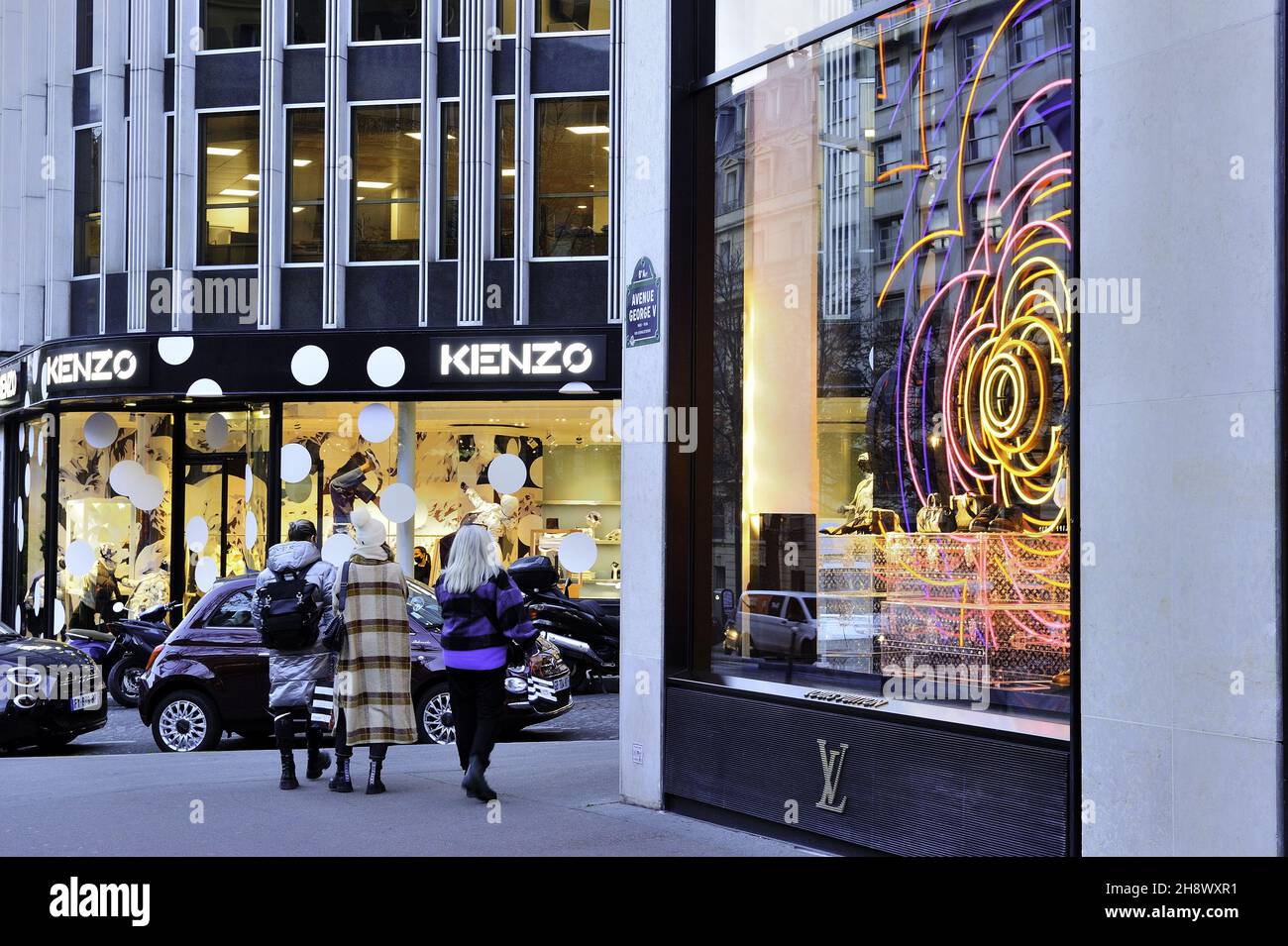 France, Paris (75) 8th arrondissement, 2021 Christmas illuminations, Georges V avenue, Louis Vuitton and Kenzo luxury shop Stock Photo