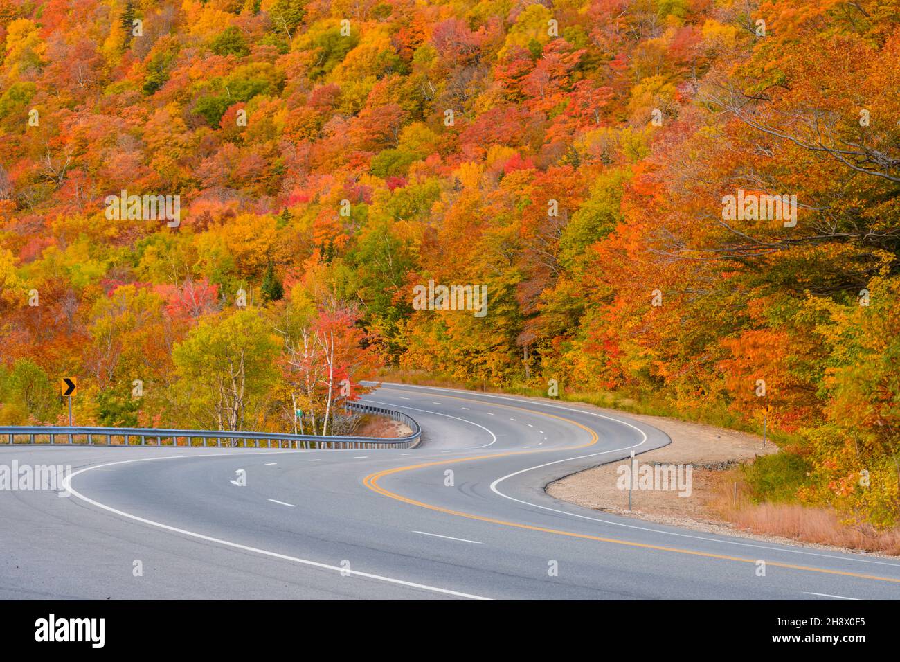 Highway 16 in autumn, Pinkham Notch, New Hampshire, USA Stock Photo