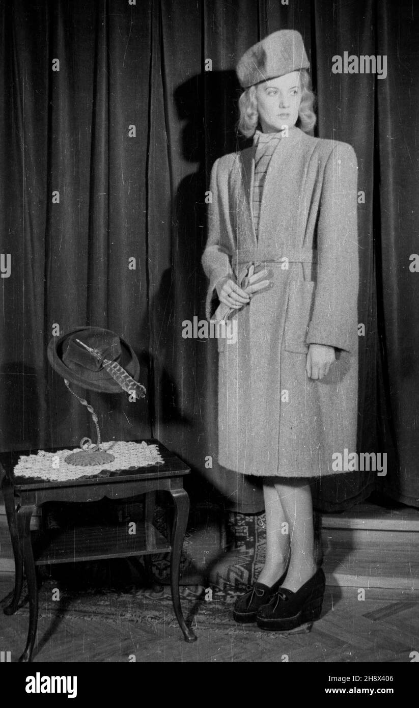 Warszawa, 1946. Modelka prezentuje modny p³aszcz jesienny i kapelusz. po/ms  PAP/Jerzy Baranowski      Warsaw, 1946. A model presenting a fashionable autumn coat and a hat.  ms  PAP/Jerzy Baranowski Stock Photo
