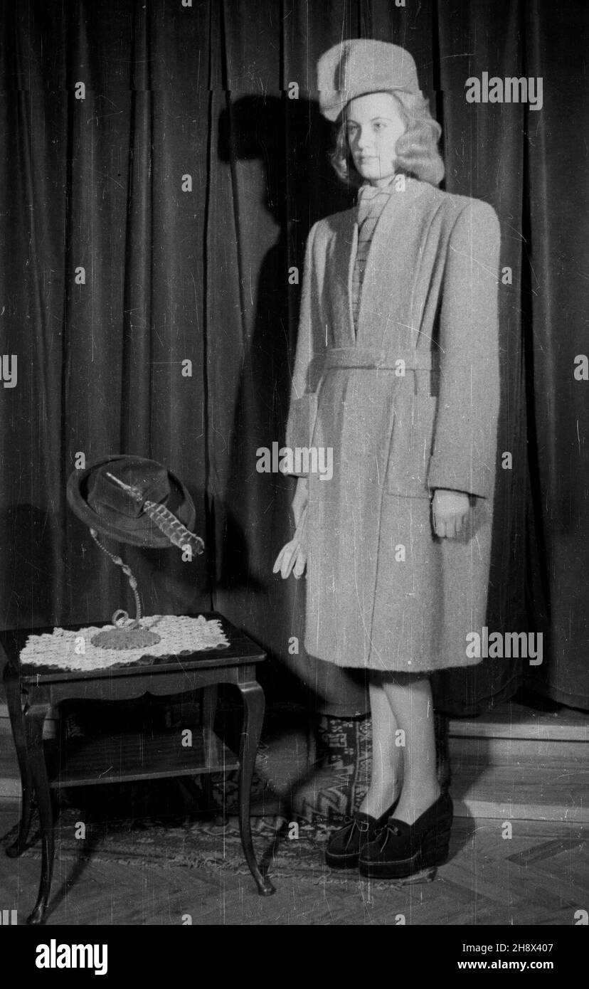 Warszawa, 1946. Modelka prezentuje modny p³aszcz jesienny i kapelusz. po/ms  PAP/Jerzy Baranowski      Warsaw, 1946. A model presenting a fashionable autumn coat and a hat.  ms  PAP/Jerzy Baranowski Stock Photo