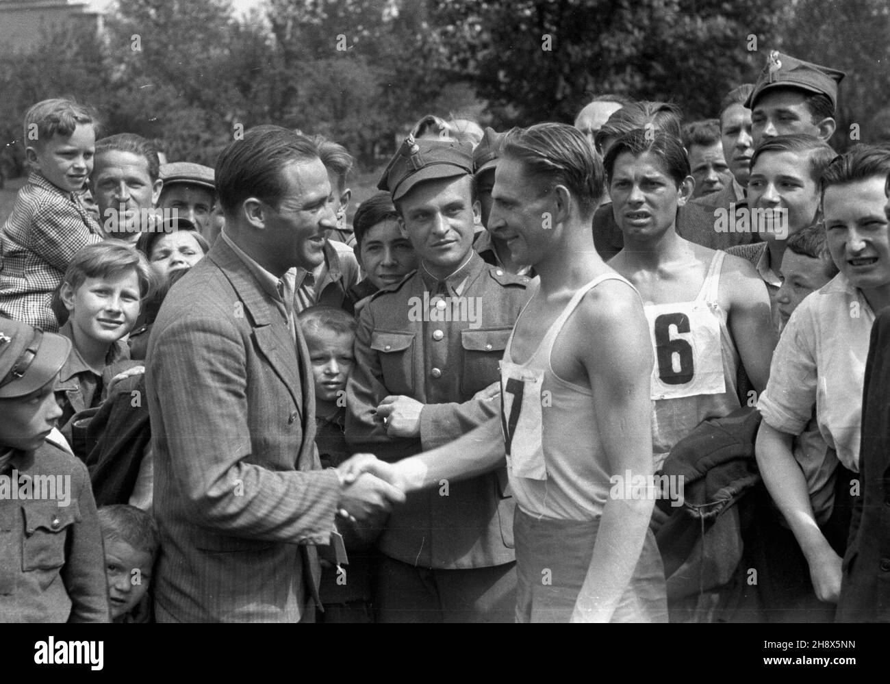Warszawa, 1946. Biegacze na mecie. ps/pp  PAP/Stanis³aw D¹browiecki      Warsaw, 1946. Racers on the finishing line.  ps/pp  PAP/Stanislaw Dabrowiecki Stock Photo