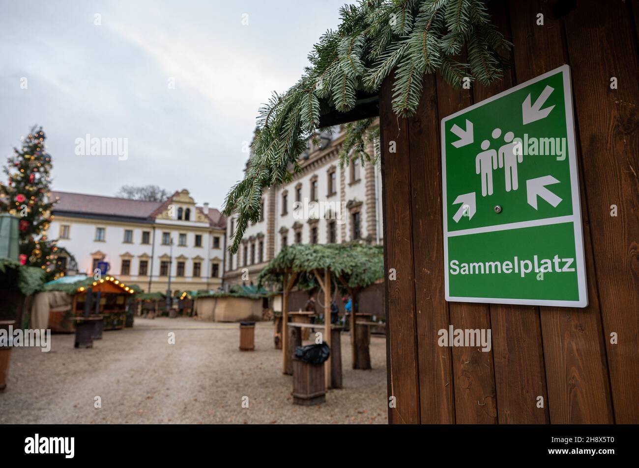 Regensburg, Germany. 02nd Dec, 2021. A sign with the inscription 'Sammelplatz' is attached to a stall at the closed Christmas market in the inner courtyard of Thurn und Taxis Castle. The Christmas market was supposed to reopen on 02.12.2021 - as a winter gastronomy. However, the city of Regensburg has now not granted permission. Credit: Armin Weigel/dpa/Alamy Live News Stock Photo