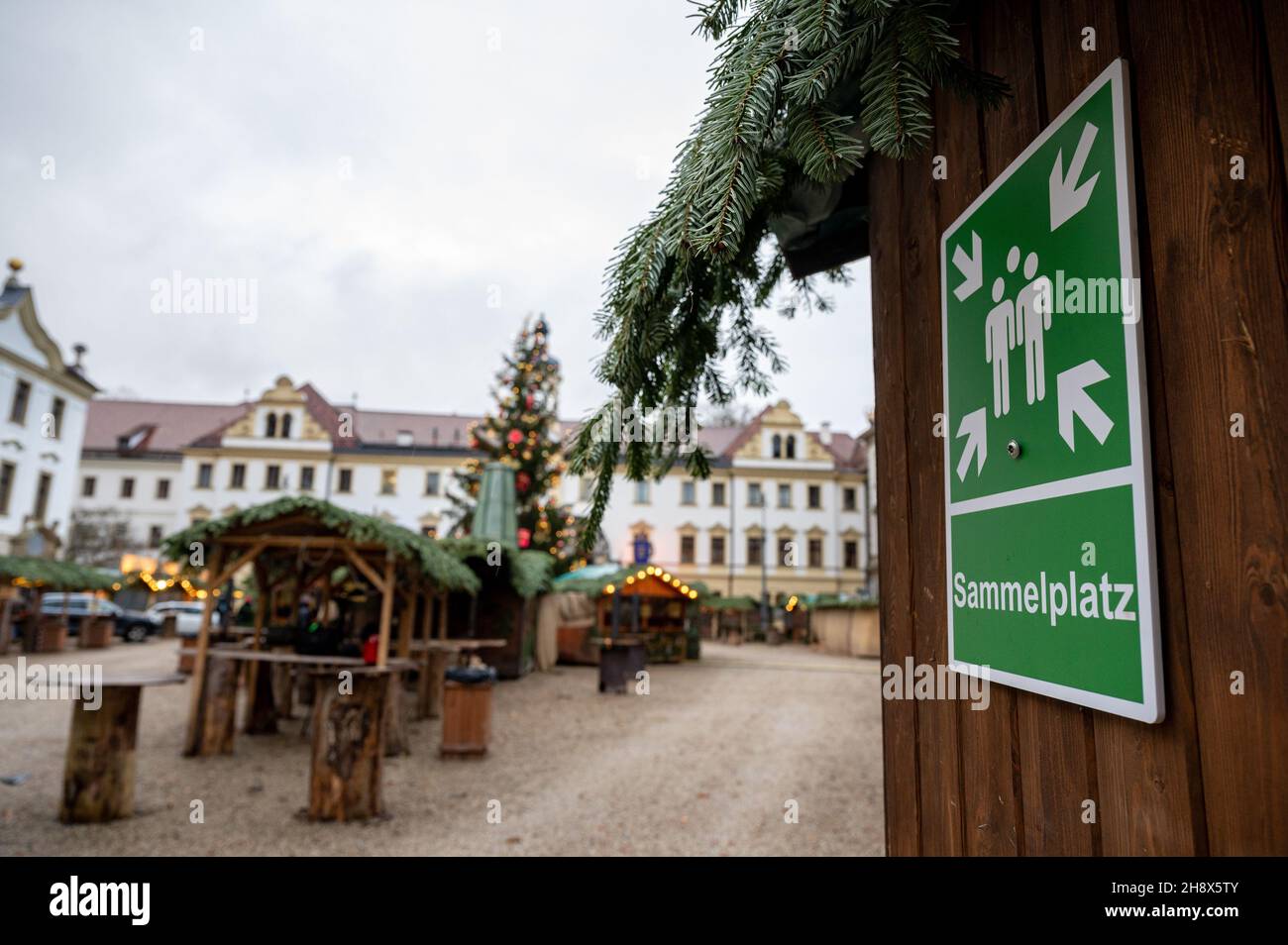 Regensburg, Germany. 02nd Dec, 2021. A sign with the inscription 'Sammelplatz' is attached to a stall in the closed Christmas market in the inner courtyard of Thurn und Taxis Castle. The Christmas market was supposed to reopen on 02.12.2021 - as a winter gastronomy. However, the city of Regensburg has now not granted permission. Credit: Armin Weigel/dpa/Alamy Live News Stock Photo