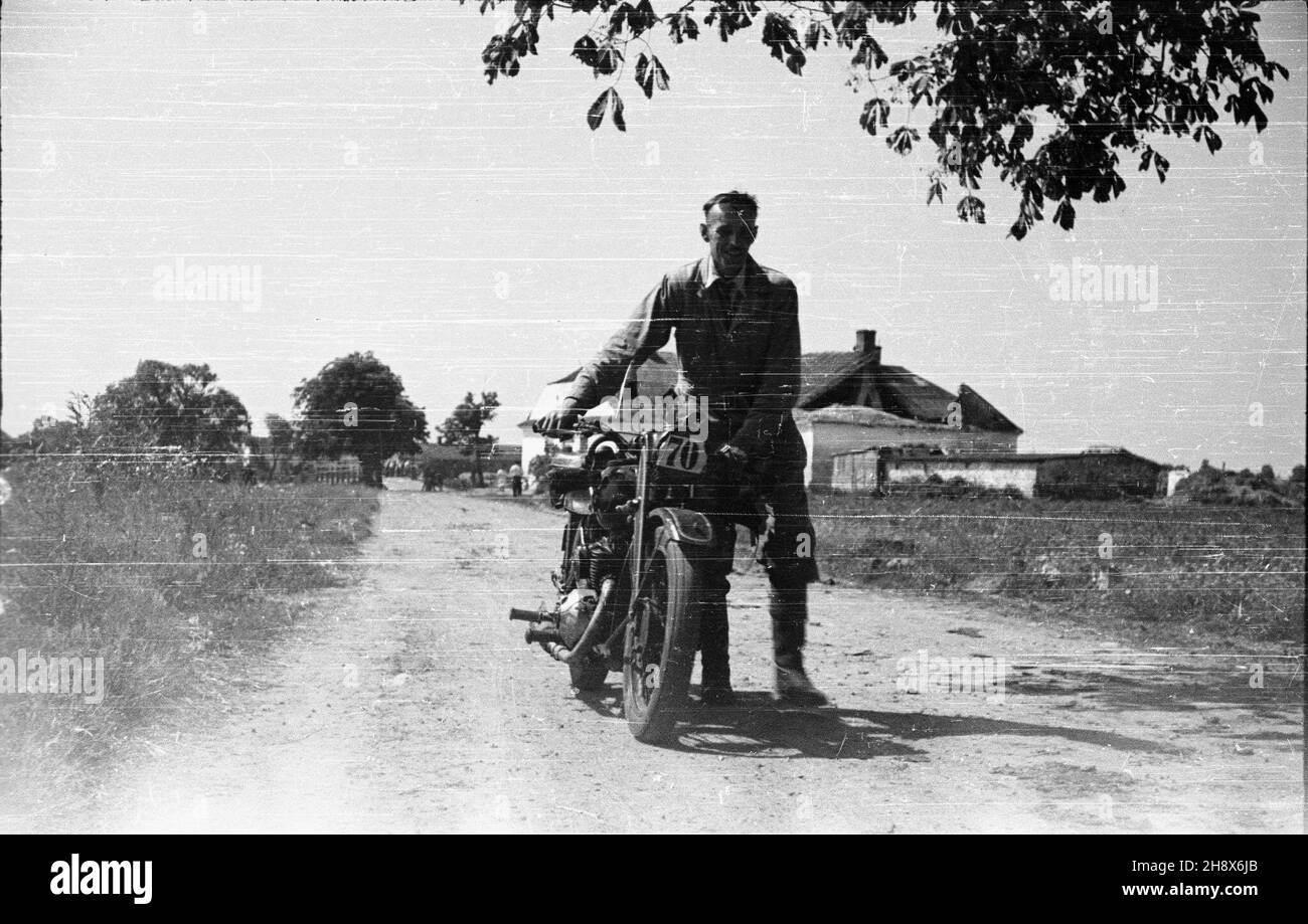 Polska, 1946. PKM (Polski Klub Motorowy) Warszawa oraz sekcje motocyklowe WKS (Wojskowy Klub Sportowy) Legia i KS OM TUR Okêcie przeprowadzi³y zawody motocyklowe - rajd szosowo-terenowy. gr  PAP    Dok³adny miesi¹c i dzieñ wydarzenia nieustalone.      Poland, 1946. PKM (Polish Motorcycle Club) Warszawa and  Legia and KS OM TUR Okecie motorcycle sections of WKS (Military Sport Club) held a motorcycle competiton - a cross-country and road rally.  gr  PAP Stock Photo