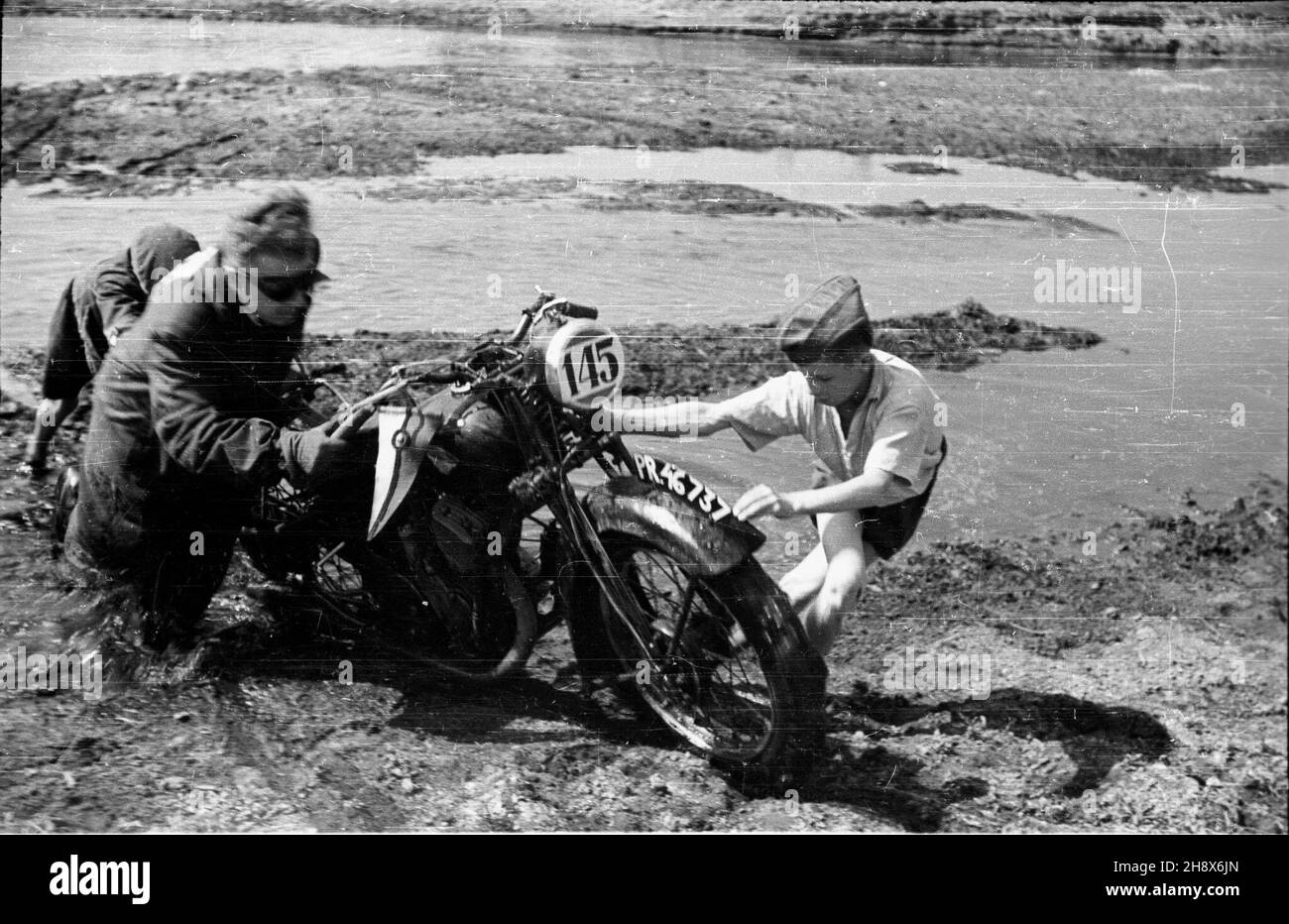 Polska, 1946. PKM (Polski Klub Motorowy) Warszawa oraz sekcje motocyklowe WKS (Wojskowy Klub Sportowy) Legia i KS OM TUR Okêcie przeprowadzi³y zawody motocyklowe - rajd szosowo-terenowy. Nz. na trasie rajdu. gr  PAP    Dok³adny miesi¹c i dzieñ wydarzenia nieustalone.      Poland, 1946. PKM (Polish Motorcycle Club) Warszawa and  Legia and KS OM TUR Okecie motorcycle sections of WKS (Military Sport Club) held a motorcycle competiton - a cross-country and road rally. Pictured: during the rally.  gr  PAP Stock Photo