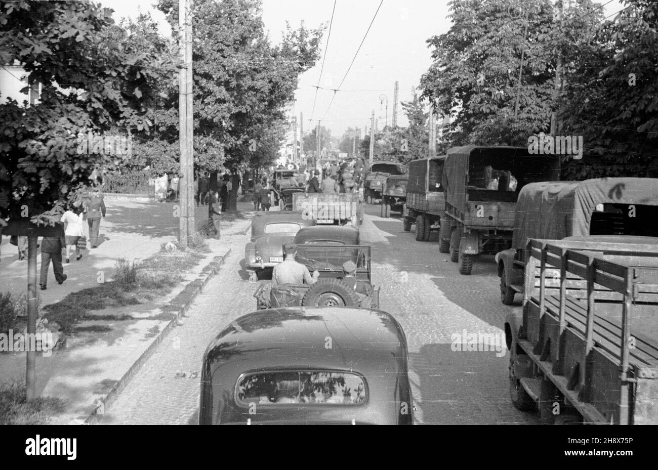 Warszawa, 1946. Korek na ulicy £azienkowskiej. ps/gr  PAP/Jerzy Baranowski      Warsaw, 1946. A traffic jam on Lazienkowska Street.  ps/gr  PAP/Jerzy Baranowski Stock Photo