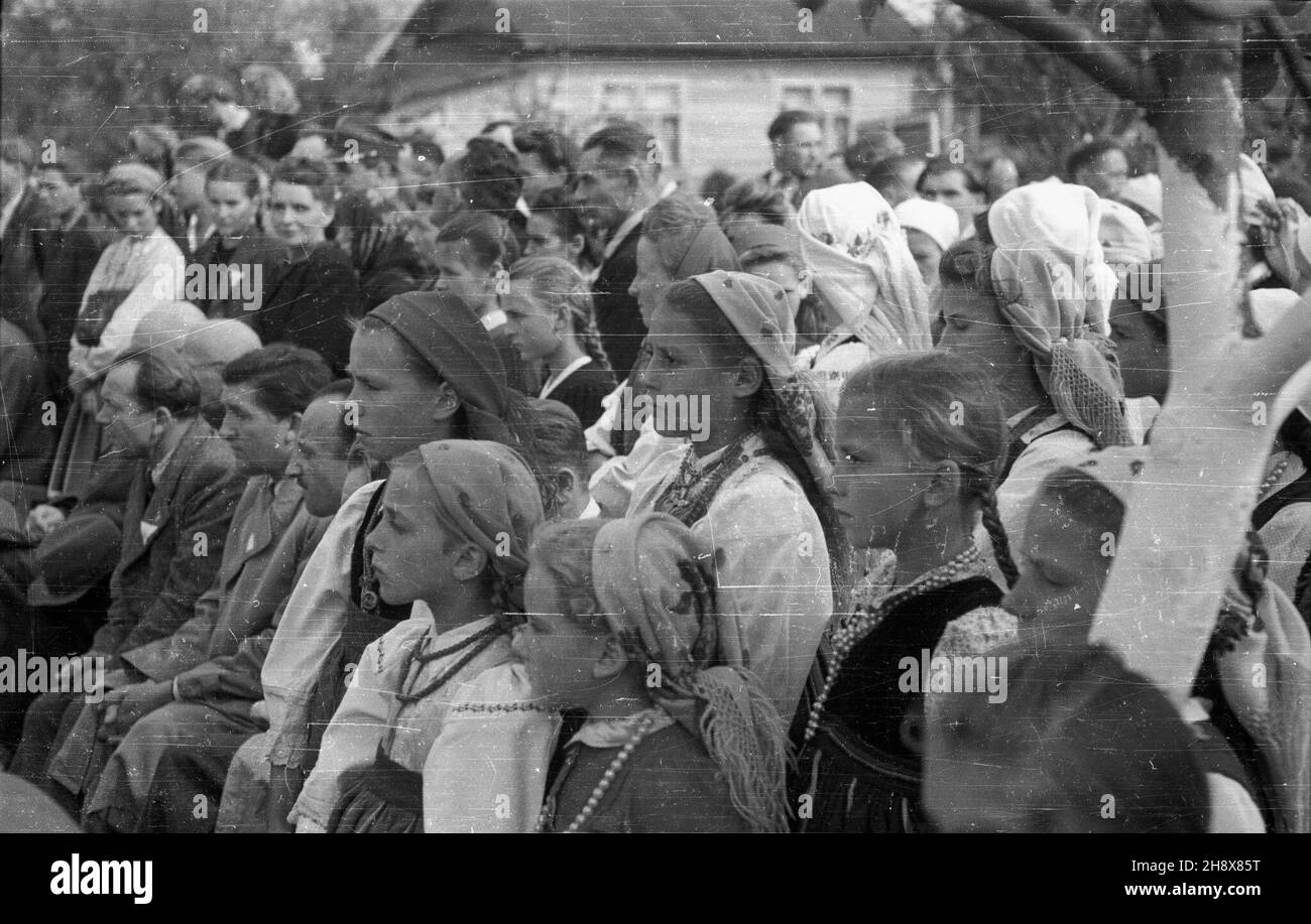 G¹golin Pó³nocny, 1946. Elektryfikacja wsi mia³a byæ sztandarowym przyk³adem komunistycznej modernizacji, czêsto wykorzystowano j¹ do celów propagandowych. Nz. ludzie podczas uroczystego pod³¹czenie pr¹du we wsi. po/gr  PAP/Stanis³aw D¹browiecki      Gagolin Polnocny, 1946. Countryside electrification was to be a leading slogan of communist modernization, often used by propaganda. Pictured: opening of a new electricity line.  po/gr  PAP/Stanislaw Dabrowiecki Stock Photo