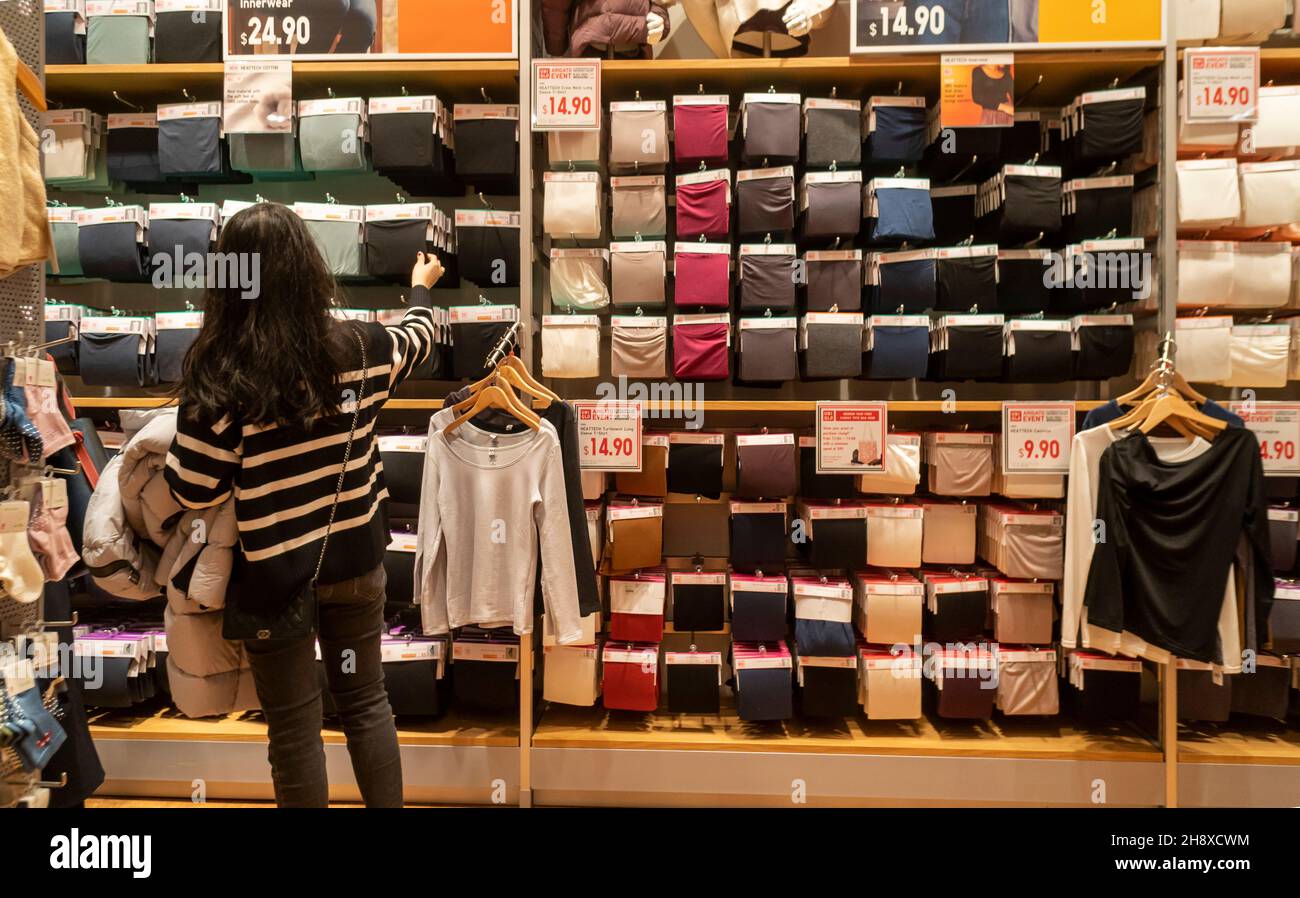 Shoppers in Uniqlo in the Hudson Yards mall in Manhattan in New York on  Sunday, November 28, 2021. (© Richard B. Levine Stock Photo - Alamy