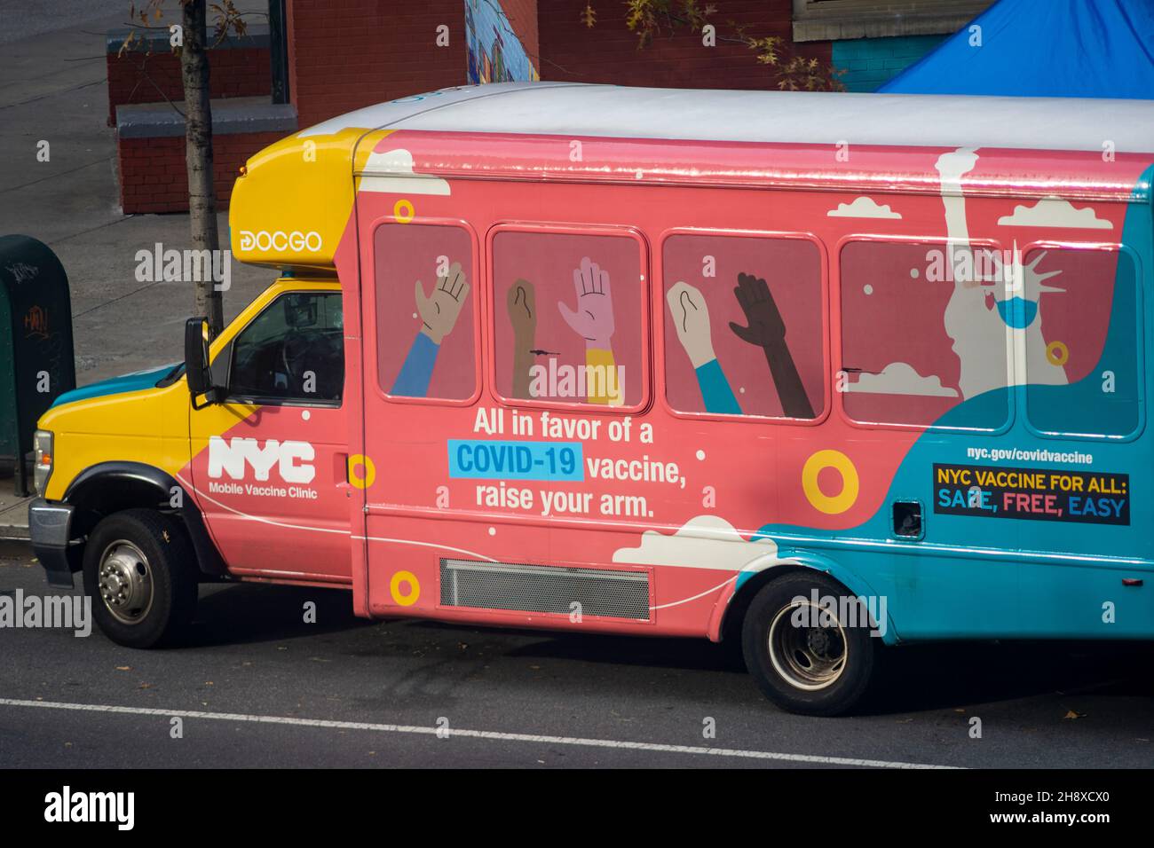 New York City run Mobile Vaccination Clinic in front of PS33 in Chelsea in New York on Monday, November 30, 2021. (© Richard B. Levine) Stock Photo