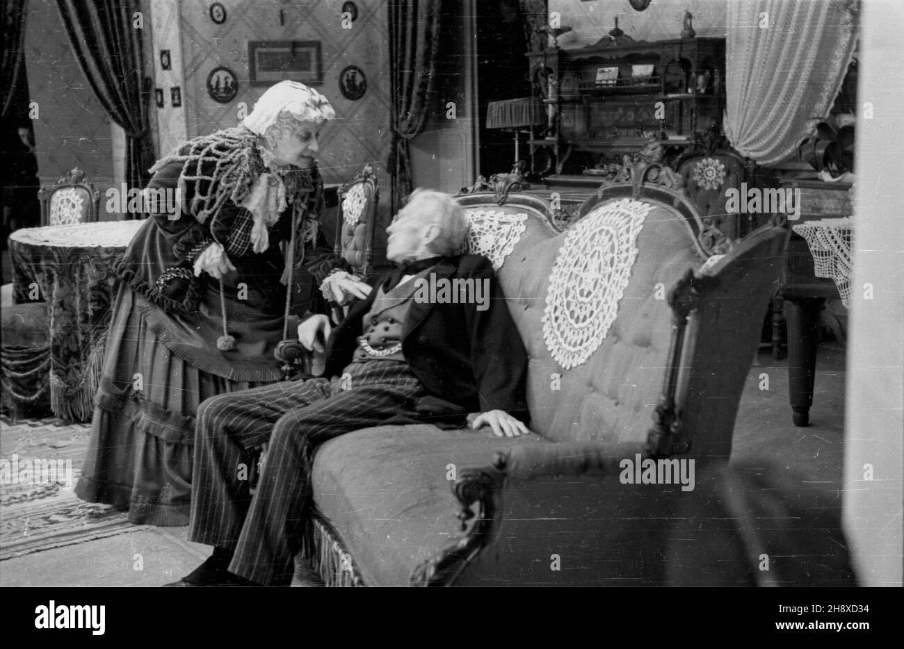 Warszawa, 1946. Teatr Polski, komedia Micha³a Ba³uckiego pt. Grube Ryby. Nz. Ludwik Solski w roli dziadka Onufrego Ciaputkiewicza i Zofia Dobrzañska w roli ¿ony Doroty. uu  PAP/Jerzy Baranowski    Dok³adny miesi¹c i dzieñ wydarzenia nieustalone.      Warsaw, 1946. The Polski Theatre, Michal Balucki's comedy entitled VIPs (Grube Ryby). Pictured: Ludwik Solski in the role of retired Onufry Ciaputkiewicz and Zofia Dobrzanska in the role of wife Dorota.  uu  PAP/Jerzy Baranowski Stock Photo