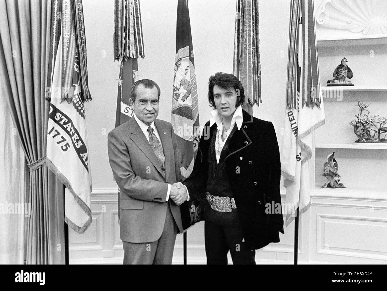 Elvis Presley meeting with U.S. President Richard M. Nixon at White House, Washington, D.C., USA, White House Photo Office, December 21, 1970 Stock Photo