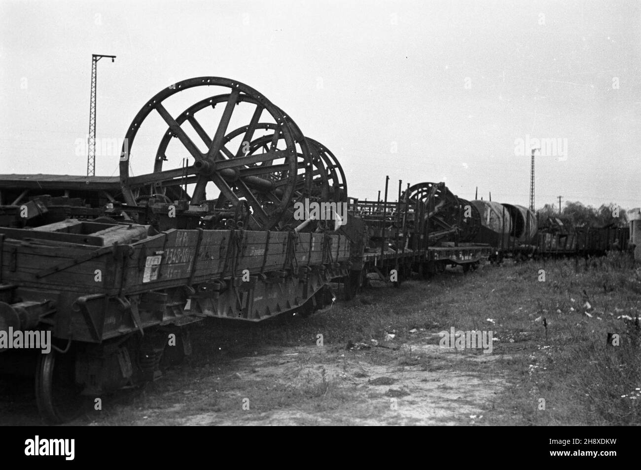 O¿arów, 1946. Pañstwowa Fabryka Kabli. Maszyny i urz¹dzenia przemys³owe zosta³y zrabowane przez Niemców w czasie wojny. Nz. poci¹g z odzyskanymi maszynami czeka na roz³adunek.   msa  PAP/Jerzy Baranowski    Dok³adny miesi¹c i dzieñ wydarzenia nieustalone.      Ozarow, 1946. The State Cable Factory. Machines and industrial equipment were robbed by the Germans during the war. Pictured: a train with retrieved machines waiting to be unloaded.  msa  PAP/Jerzy Baranowski Stock Photo
