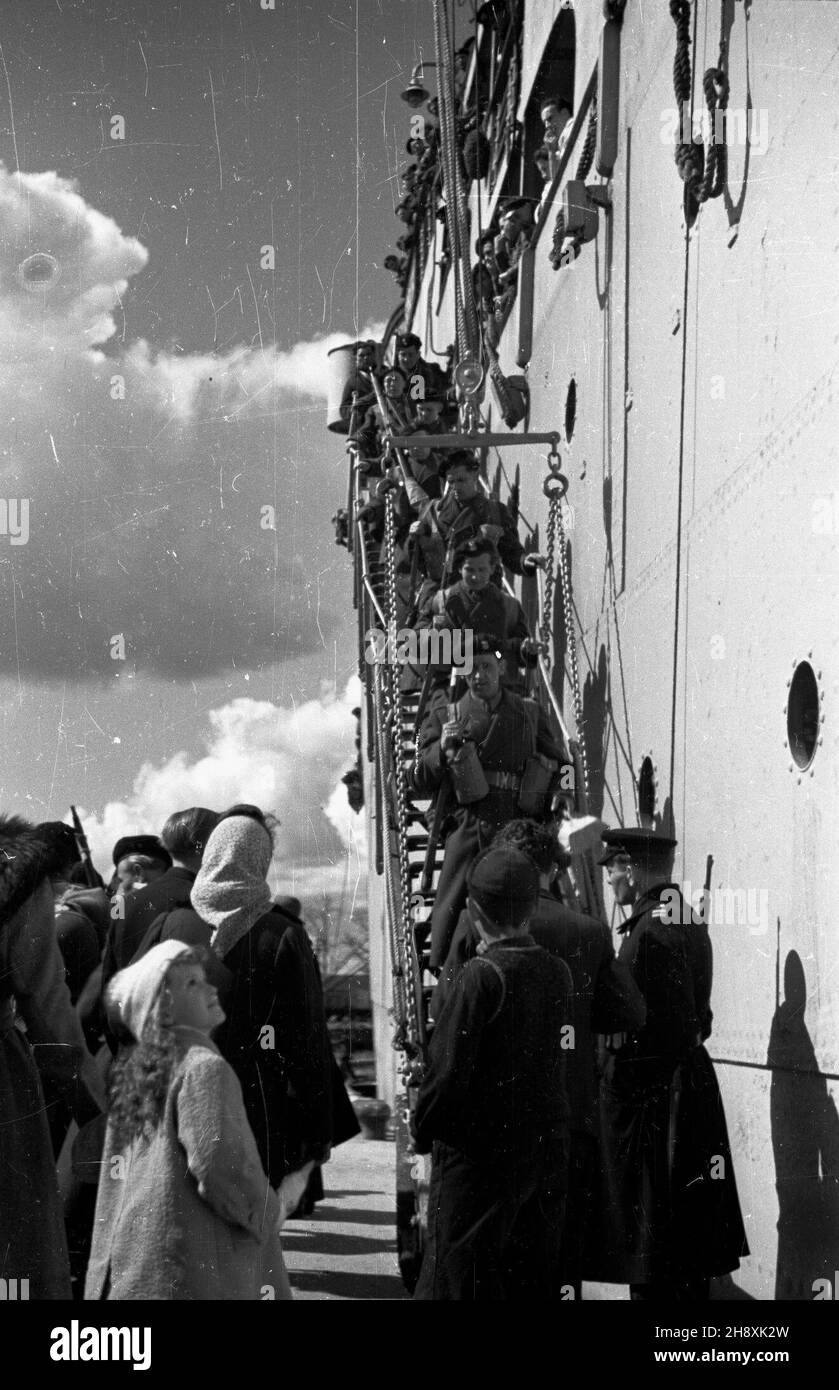 Gdañsk, 1946-03-25. Transatlantyk M/S Sobieski po raz pierwszy zawin¹³ po wojnie do Gdañska (Nowy Port), przywo¿¹c grupê 2400 zdemobilizowanych polskich ¿o³nierzy z Wielkiej Brytanii. W sumie odby³ 6 takich rejsów, przywióz³ 14 tys. polskich ¿o³nierzy i repatriantów. mw  PAP      Gdansk, March 25, 1946. M/s Sobieski transatlantic liner for the first time after the war called in in Gdansk (New Port), bringing a group of 2,400 demobilized Polish soldiers from Britain. It made a total of six such voyages, bringing 14,000 Polish soldiers and repatriates.  mw  PAP Stock Photo