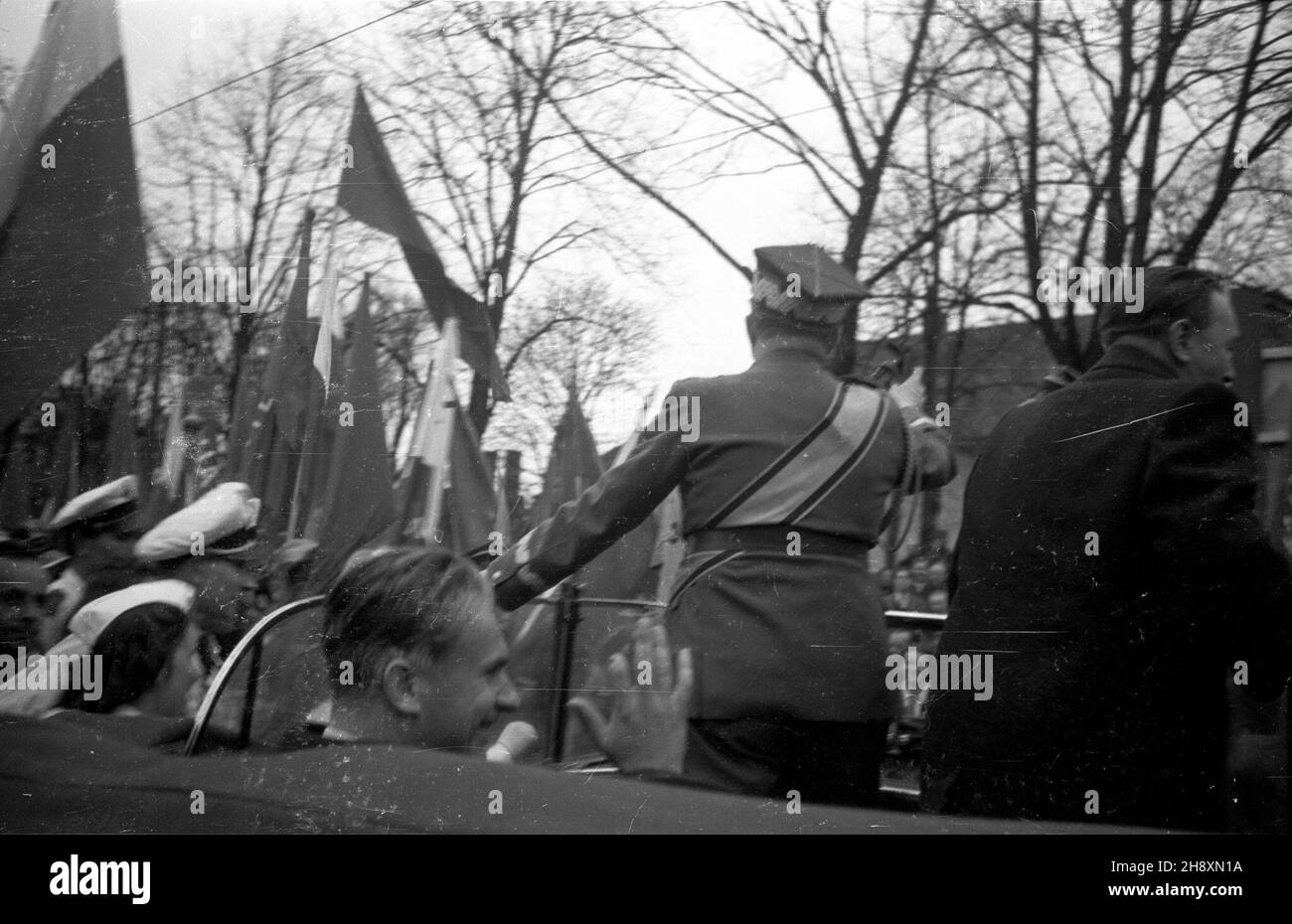 Szczecin, 1946-04-14. Œwiêto Pomorza Zachodniego w rocznicê zdobycia miasta przez Armiê Czerwon¹ - pod has³em: Trzymamy stra¿ nad Odr¹. Nz. w limuzynie stoj¹ od lewej: marsza³ek Micha³ Rola-¯ymierski i prezydent Boles³aw Bierut, za nimi siedzi premier Edward Osóbka-Morawski. po/gr  PAP/W³adys³aw Forbert      Szczecin, April 14, 1946. West Pomerania Day on the anniversary of the Red Army's capturing the city - under the slogan: We stand on guard on the Oder River. Pictured: in a limousine standing  from left - Marchal Michal Rola-Zymierski and President Boleslaw Bierut, behind them Prime Minist Stock Photo