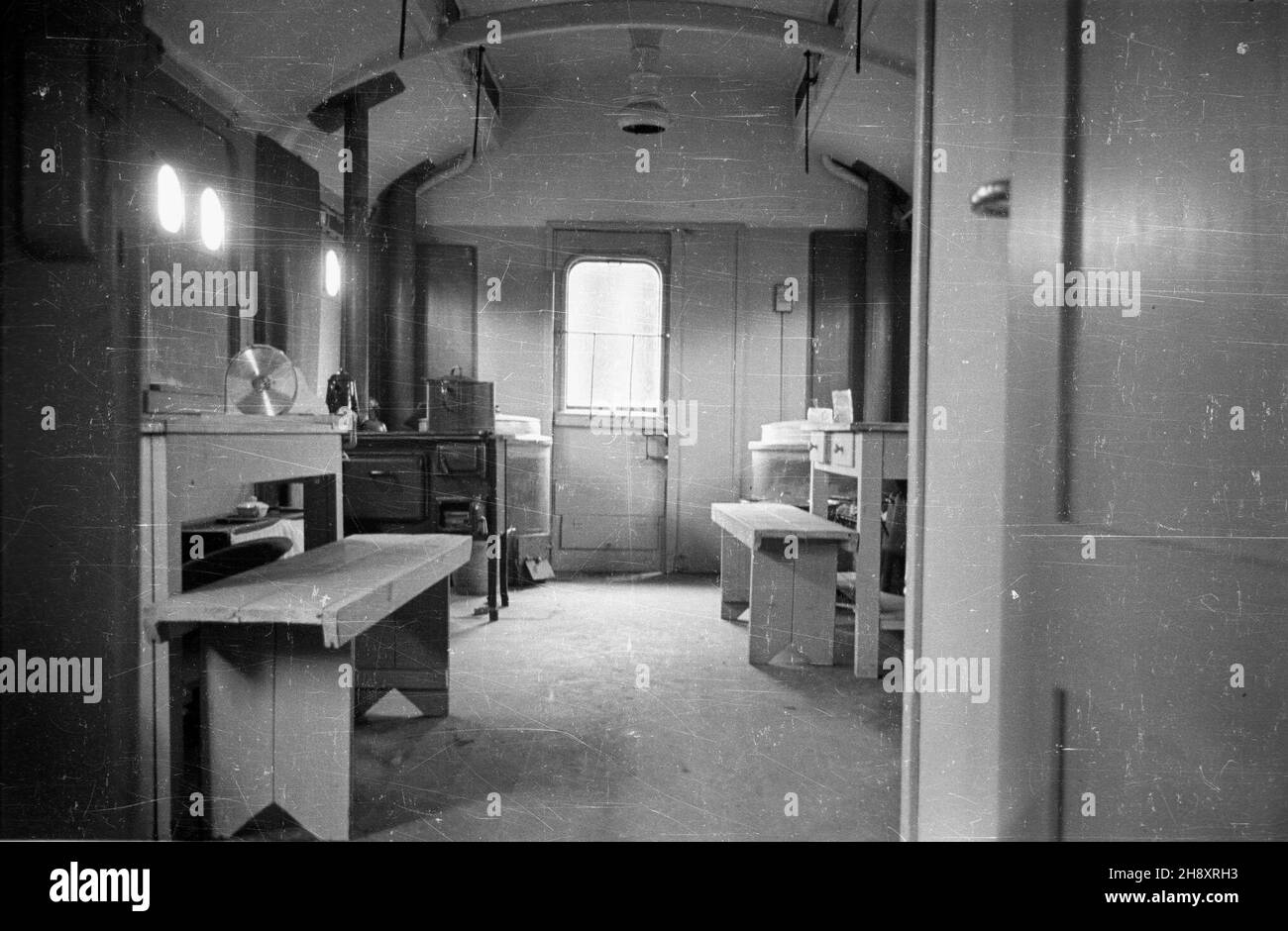 Warszawa, 1946-05. Rz¹d duñski w porozumieniu z w³adzami polskimi i Polskim Czerwonym Krzy¿em zorganizowa³ pobyt w Danii grupy dzieci polskich. Nz. wnêtrze jednego z duñskich wagonów, którymi podró¿owaæ bêd¹ dzieci. po/gr  PAP/Stanis³aw D¹browiecki      Warsaw, May 1946. The Danish government in cooperation with Polish government and Polish Red Cross organised a visit to Denmark of a group of Polish children. Pictured: a Danish carriage in which the children will be travelling.  po/gr  PAP/Stanislaw Dabrowiecki Stock Photo