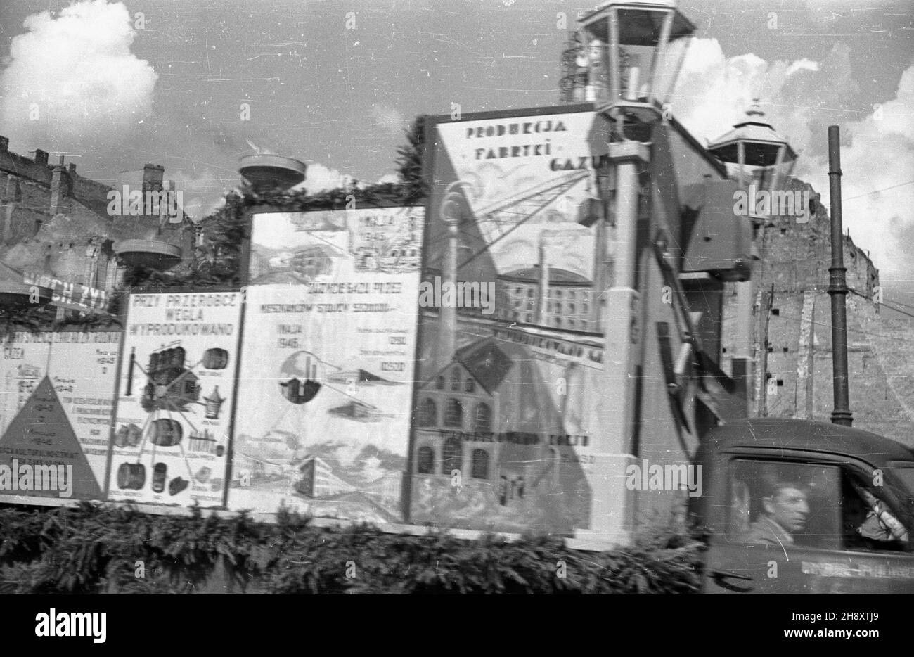 Warszawa, 1946-05-01. Pochód 1 Maja na ulicy Marsza³kowskiej. Samochód Gazowni Miasta Sto³ecznego Warszawy. ps/pp  PAP/Jerzy Baranowski      Warsaw, May 1, 1946. May Day march on Marszalkowska Street. A car owned by Warsaw Gasworks.  ps/pp  PAP/Jerzy Baranowski Stock Photo
