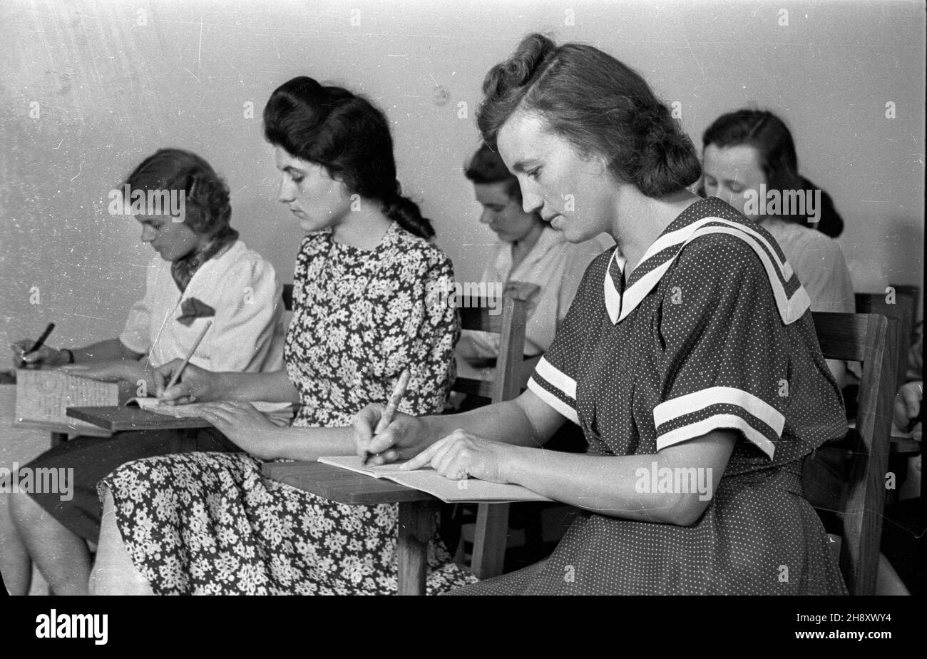 Polska, 1946-05. Uczennice dwuletniej szko³y pielêgniarskiej w sali wyk³adowej.  mw  PAP  Dok³adny dzieñ wydarzenia nieustalony.      Poland, May 1946. Students of a two-year nursing school in a lecture room.   mw  PAP Stock Photo