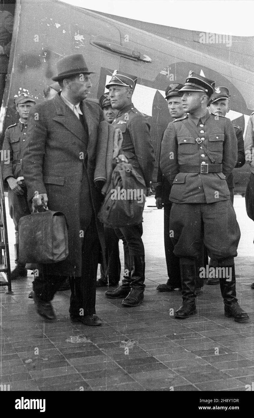 Warszawa, 1946-05-25. Sprowadzenie do Polski zbrodniarzy wojennych, cz³onków administracji niemieckiej w Generalnej Guberni. Pojmani przez aliantów cz³onkowie w³adz okupacyjnych zostali wydani w³adzom polskim i os¹dzeni przez Najwy¿szy Trybuna³ Narodowy (NTN). Proces odby³ siê w Warszawie w dniach 17 grudnia 1946-24 lutego 1947. Nz. eskortowani wiêŸniowie wysiadaj¹ z samolotu wojskowego. Josef Buehler, szef rz¹du Generalnego Gubernatorstwa i zastêpca Generalnego Gubernatora Hansa Franka. po/ms PAP/Stanis³aw D¹browiecki Warsaw, May 25, 1946. War criminals and members of the German authori Stock Photo