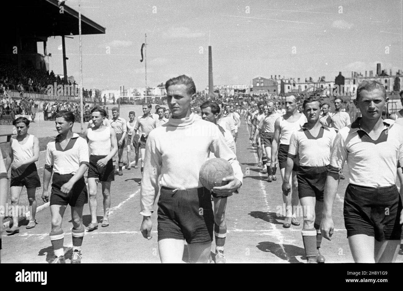 Warszawa, 1946-05-25. Obchody I rocznicy utworzenia Korpusu Bezpieczeñstwa Wewnêtrznego. Nz. rewia sportowa oddzia³ów Korpusu na stadionie Wojskowego Klubu Sportowego Legia. po/ms  PAP      Warsaw, May 25, 1946. Ceremonies marking the 1st anniversary of the Internal Security Corps. Pictured: a sport parade of the Corps' units at the stadium of the Military Sports Club Legia.  po/ms  PAP Stock Photo