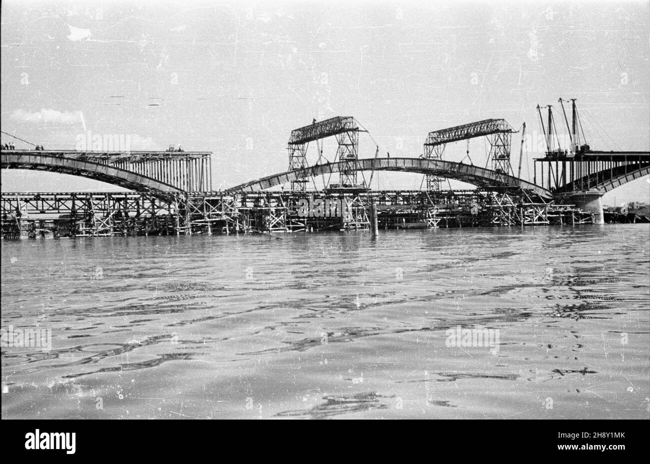 Warszawa, 1946-05-29. Odbudowa Mostu Poniatowskiego. ps/gr  PAP/Kazimierz Madejski      Warsaw, May 29, 1946. Reconstruction of Poniatowskiego Bridge.  ps/gr  PAP/Kazimierz Madejski Stock Photo