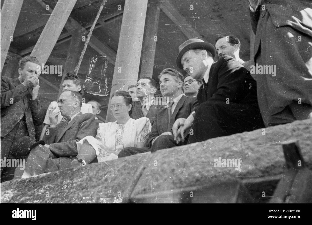 Warszawa, 1946-05-29. Montowanie ostatniego przês³a mostu Poniatowskiego. Nz. m.in. przewodnicz¹cy Krajowej Rady Narodowej Boles³aw Bierut (2P), premier Edward Osóbka-Morawski (obok), minister odbudowy Micha³ Kaczorowski (2L). mw  PAP      Warsaw, May 29, 1946. The assembly of the last span of the Poniatowski Bridge. Pictured: President of the Polish National Council Boleslaw Bierut (2nd left), PM Edward Osobka-Morawski (next to Bierut), Reconstruction Minister Michal Kaczorowski (2nd left).  mw  PAP Stock Photo