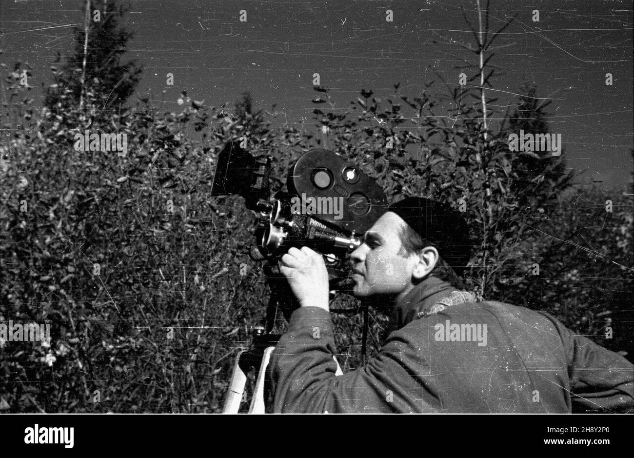 Polska, 1946-06. Operator Polskiej Kroniki Filmowej (PKF). mw  PAP/Hadura  Dok³adny dzieñ wydarzenia nieustalony.      Poland, June 1946. A Polish Newsreel camerman.  mw  PAP/Hadura Stock Photo