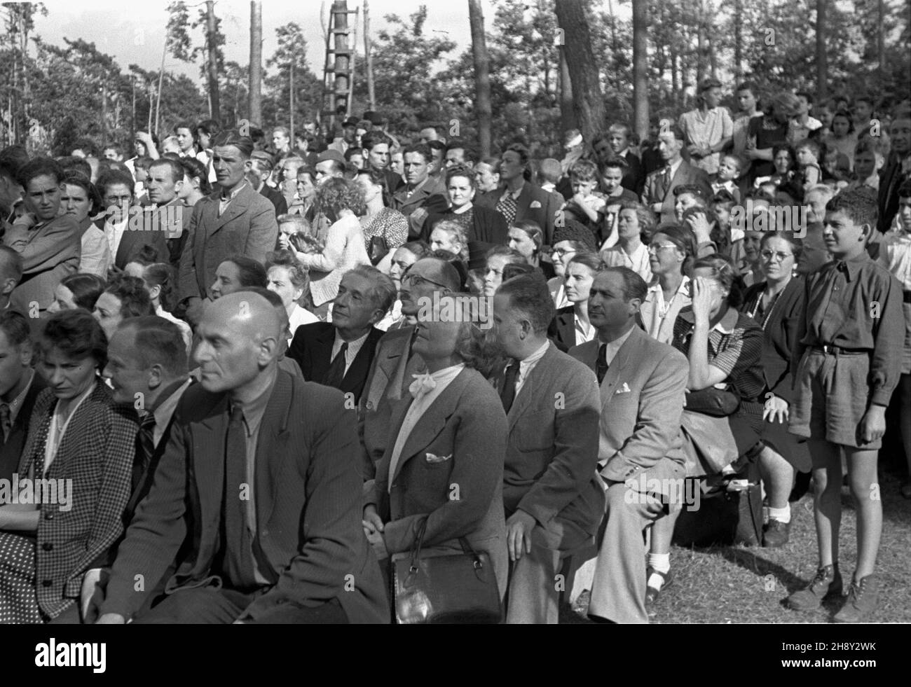 Olsztyn, 1946-06. W dniach 9-10 czerwca na Stadionie Leœnym odbywa³a siê impreza dla m³odzie¿y Gody Wiosenne. Chodzi³o o przedstawienie dorobku kultury Warmii i Mazurów Pruskich, pokazanie œwiatu, ¿e s¹ to regiony rdzennie polskie. Zorganizowano j¹ z inicjatywy Towarzystwa Teatrów i Muzyki Ludowej oraz miejscowego Ko³a Zwi¹zku Zawodowego Dziennikarzy. Gody Wiosenne maj¹ byæ dorocznym œwiêtem powrotu wszystkich ziem odzyskanych na ³ono Macierzy. Nz. publicznoœæ uczestnicz¹ca w koncercie. mw  PAP/Jerzy Baranowski    Dok³adny dzieñ wydarzenia nieustalony.      Olsztyn, June 1946. Between June 9 a Stock Photo