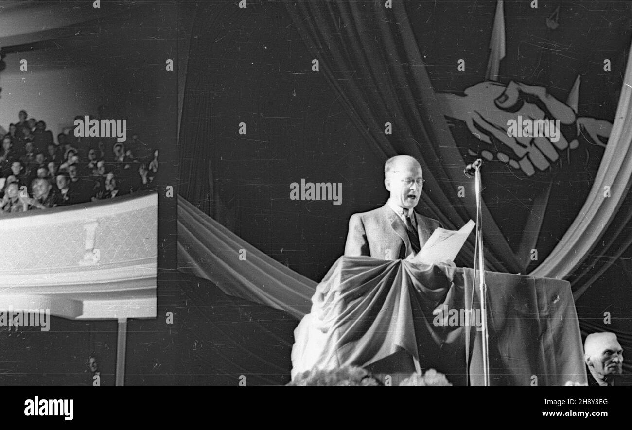 Warszawa, 1946-06-02. Otwarcie Kongresu Towarzystwa PrzyjaŸni Polsko-Radzieckiej w sali Romy. ps/gr  PAP/Kazimierz Madejski      Warsaw, June 2, 1946. The opening of Polish-Russian Friendship Society congress in Roma hall.  ps/gr  PAP/Kazimierz Madejski Stock Photo