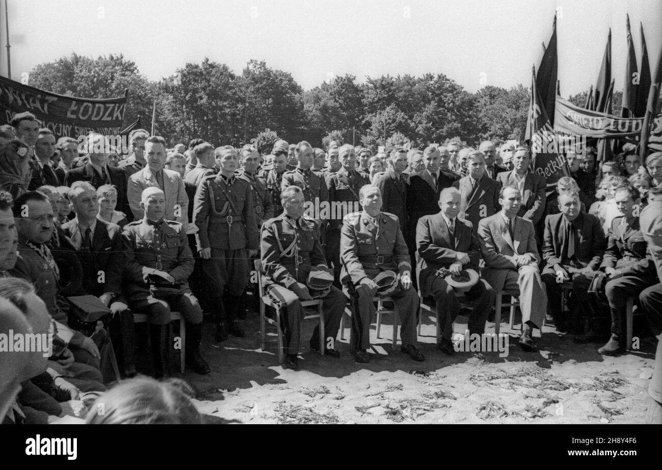 £ódŸ, 1946-06-09. Obchody Œwiêta Ludowego. Nz. msza polowa na placu Zwyciêstwa. Siedz¹ m.in.: prezydent £odzi Kazimierz Mijal (3P), wojewoda ³ódzki Jan D¹b-Kocio³ (4P) i marsza³ek Micha³ Rola-¯ymierski (5P). ka  PAP/Karol Szczeciñski      Lodz, June 9, 1946. Peasant Day celebrations. Pictured: a field mass on Zwyciestwa Square. Sitting: Lodz mayor Kazimierz Mijal (3rd right), Lodz provincial governor Jan Dab-Kocio³ (4th right) and Poland's marshal Michal Rola-Zymierski (5th right).  ka  PAP/Karol Szczecinski Stock Photo