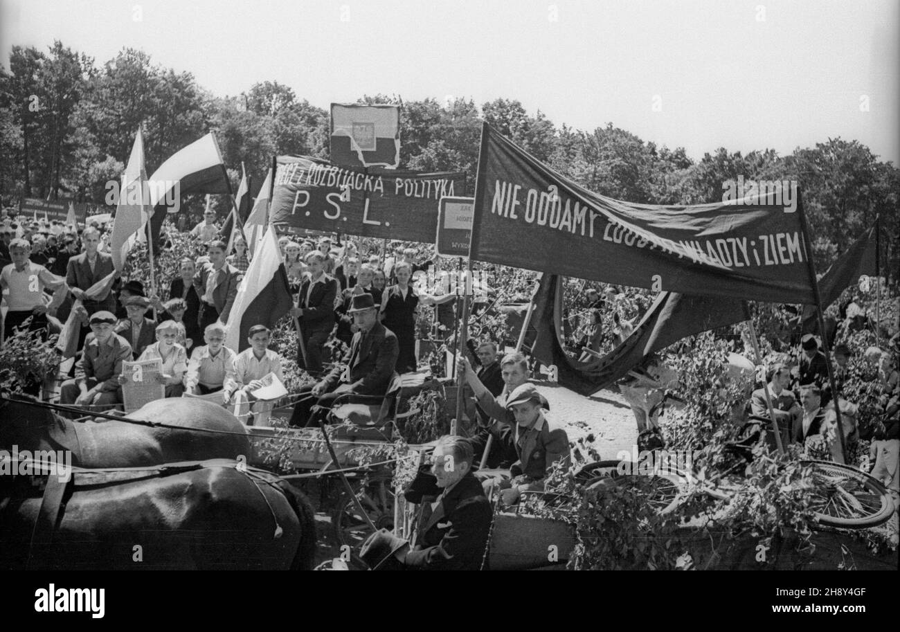£ódŸ, 1946-06-09. Obchody Œwiêta Ludowego. Nz. manifestacja na placu Zwyciêstwa. ka  PAP/Karol Szczeciñski      Lodz, June 9, 1946. Peasant Day celebrations. Pictured: a rally on Zwyciestwa Square.   ka  PAP/Karol Szczecinski Stock Photo