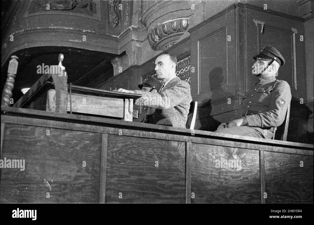 Poznañ, 1946-06-21. W auli Uniwersytetu Adama Mickiewicza rozpocz¹³ siê proces zbrodniarza hitlerowskiego, namiestnika tzw. Kraju Warty (Wartheland) Arthura Greisera. Proces zakoñczy³ siê 7 lipca 1946 roku skazaniem Greisera na œmieræ. Wyrok wykonano 14 lipca 1946 roku. Nz. Arthur Greiser (L)  pw  PAP/J. ¯yszkowski      Poznan, June 21, 1946. A trial of Nazi murderer, Wartheland governor, Arthur Greiser began at a lecture theatre of Adam Mickiewicz University. The trail ended on 7 July 1946. Greiser was sentenced to death and executed on 14 July 1946. Pictured: Arthur Greiser (L)   pw  PAP/J. Stock Photo
