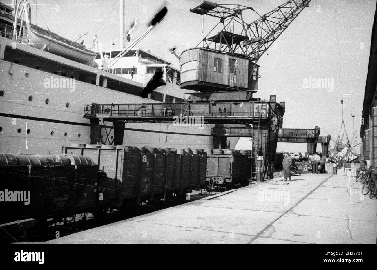 Gdynia, 194607. Port Gdynia. Roz³adowywanie duñskiego statku
