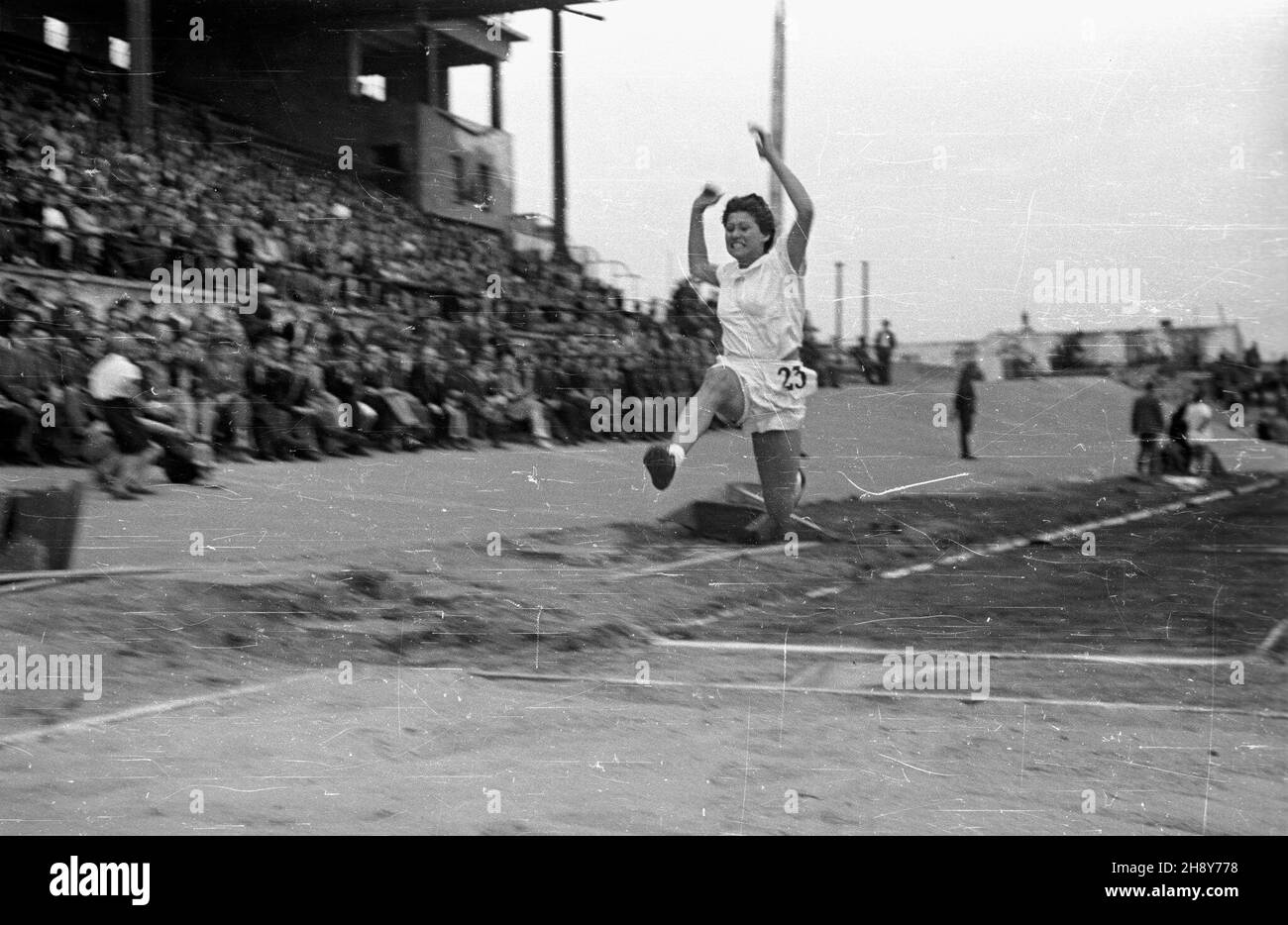 Warszawa, 1946-07-06. Kwalifikacje (6-7.VII) do mistrzostw Europy w lekkoatletyce w Oslo, na stadionie Wojskowego Klubu Sportowego Legia.  ka  PAP/Jerzy Baranowski      Warsaw, July 6, 1946. Oslo European athletics chamionships qualifications (July 6-7) at the stadium of the Legia military sports club.   ka  PAP/Jerzy Baranowski Stock Photo