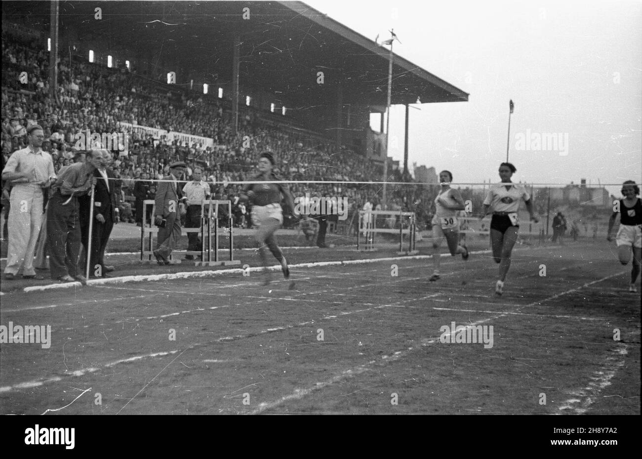 Warszawa, 1946-07-06. Kwalifikacje (6-7.VII) do mistrzostw Europy w lekkoatletyce w Oslo, na stadionie Wojskowego Klubu Sportowego Legia. Nz. finisz biegu. Pierwsza na mecie Mieczys³awa Moder (Moderówna), druga z prawej Irena Hejducka. ka PAP/Jerzy Baranowski Warsaw, July 6, 1946. Oslo European athletics chamionships qualifications (July 6-7) at the stadium of the Legia military sports club. Pictured: the finish of a race; winner Mieczyslawa Moder (Moderowna), second right Irena Hejducka. ka PAP/Jerzy Baranowski Stock Photo