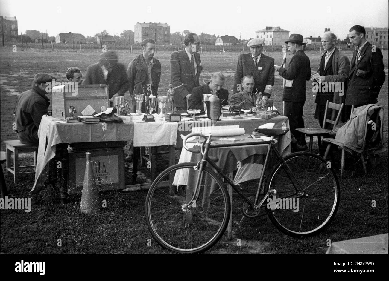 Warszawa, 1946-07-14. Polski Zwi¹zek Kolarski zorganizowa³ Kolarskie Szosowe Mistrzostwa Polski na trasie Warszawa - Radom - Warszawa. Nz. stanowisko sêdziowskie i nagrody dla uczestników zawodów. gr PAP/Stanis³aw D¹browiecki Warsaw, July 14, 1946. Polish Cyclist Union organised Poland's Cycling Road Championships on the route Warsaw - Radom - Warsaw. Pictured: referees and awards. gr PAP/Stanislaw Dabrowiecki Stock Photo