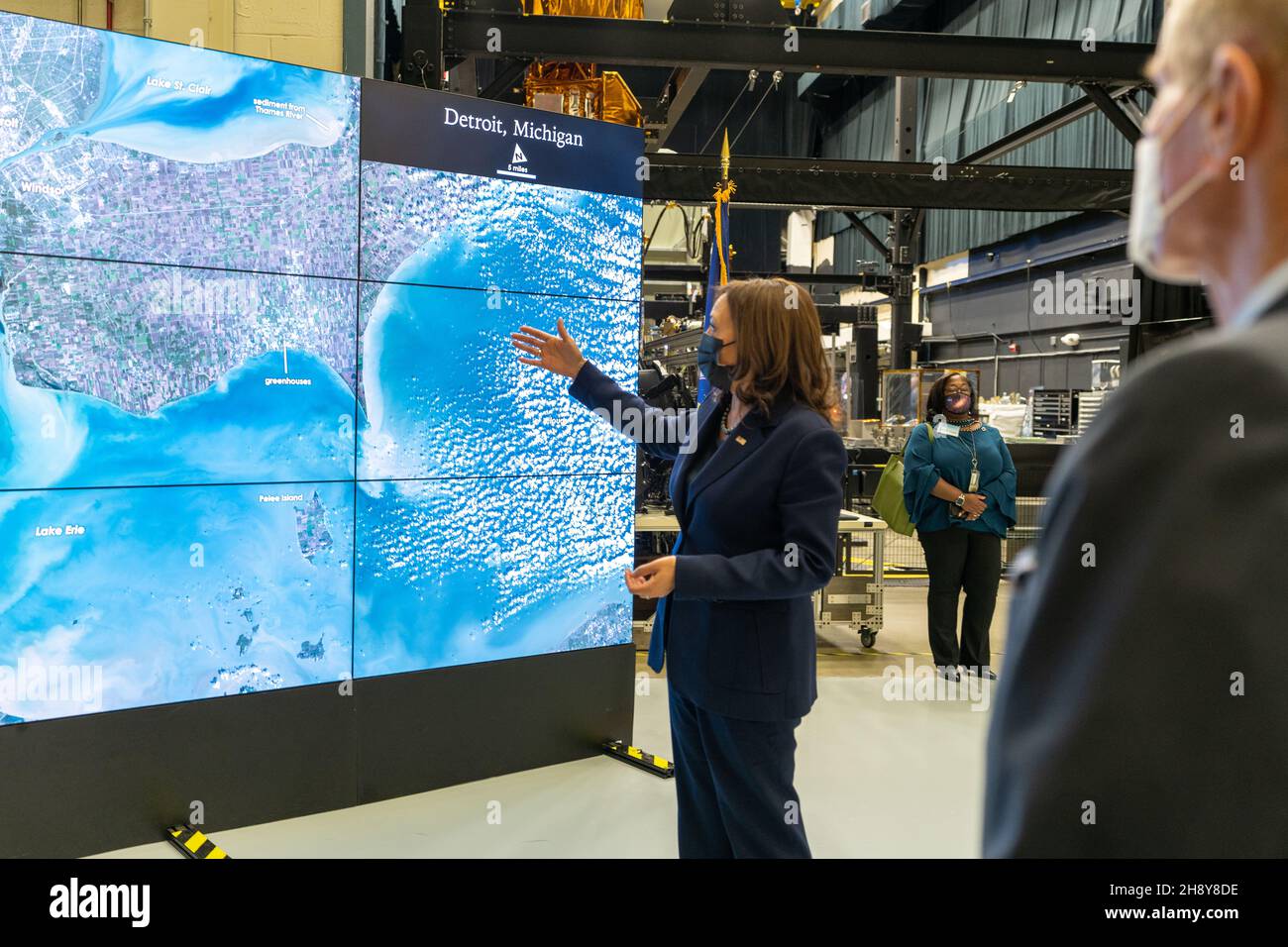 Greenbelt, United States of America. 05 November, 2021. U.S Vice President Kamala Harris asks a question on data visualizations and Earth Science implications of current satellite missions using the Hyperwall inside Goddard Space Flight Center, November 5, 2021 in Greenbelt, Maryland.  Credit: Taylor Mickal/NASA/Alamy Live News Stock Photo