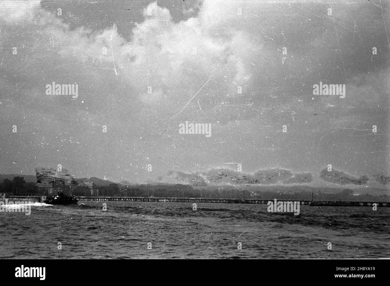 Sopot, 1946.07.27. Molo, w g³êbi widoczny Grand Hotel. ps/gr  PAP/Sprudin    Sopot, July 27, 1946. The pier, the Grand Hotel in the background.   ps/ms  PAP/Miko³aj Sprudin Stock Photo