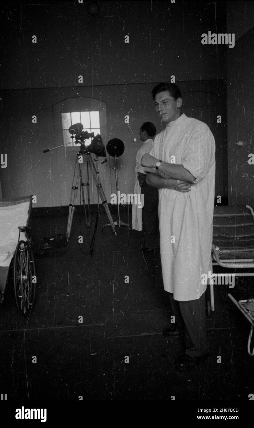 Gdañsk, 1946-08. Klinika Akademii Medycznej we Wrzeszczu kierowana przez prof. Kornela Michejdê. Nz. operator Polskiej Kroniki Filmowej (PKF) Mieczys³aw Wiesio³ek. bk PAP/Bogus³aw Lambach Dok³adny dzieñ wydarzenia nieustalony. Gdansk, Aug. 1946. Medical College Hospital in Wrzeszcz managed by professor Kornel Michejda. Pictured: Polish Newsreel (PKF) cameraman Mieczyslaw Wiesiolek. bk PAP/Boguslaw Lambach Stock Photo